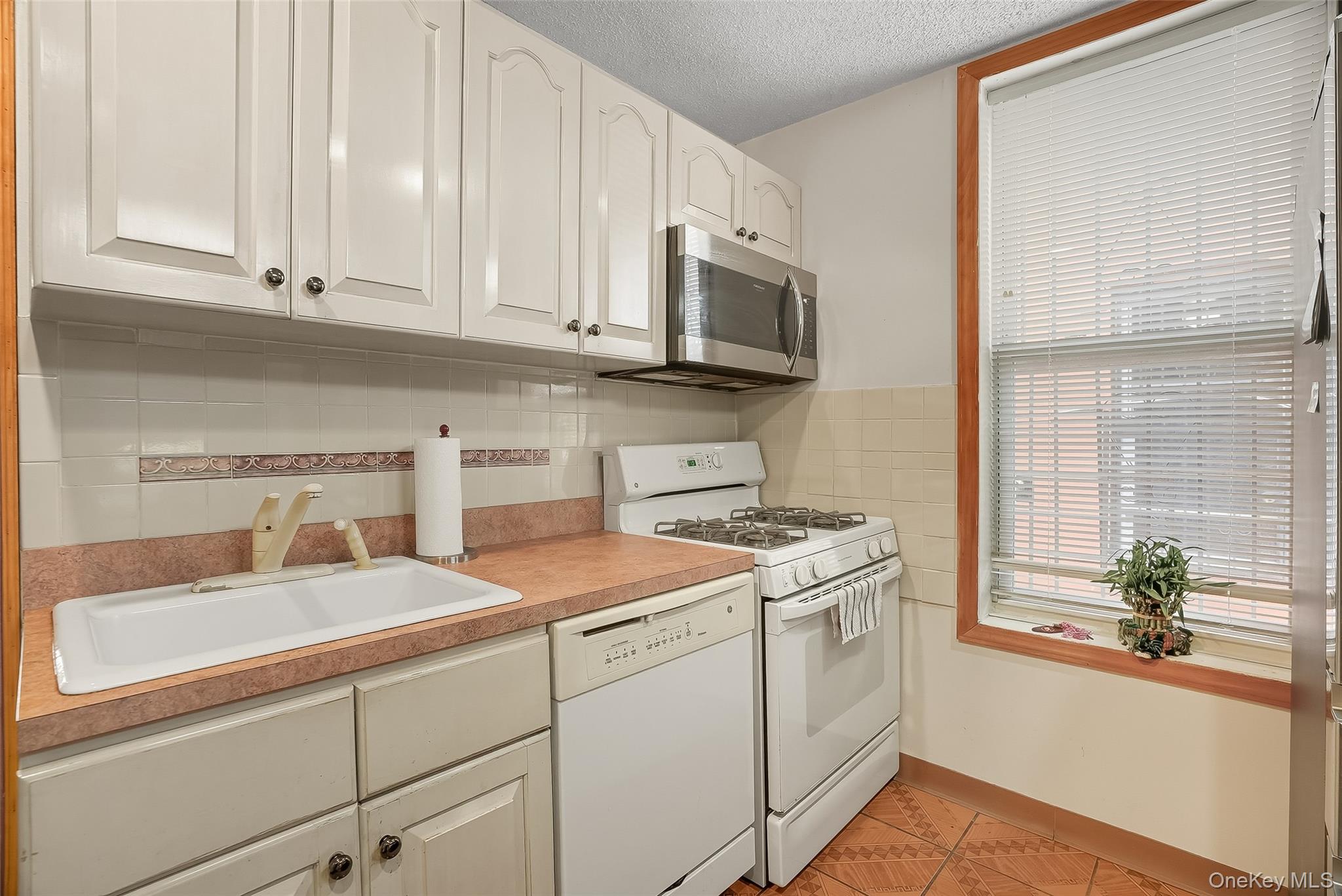 #5 photo, 1036 Metcalf Avenue, Bronx , NY 10472