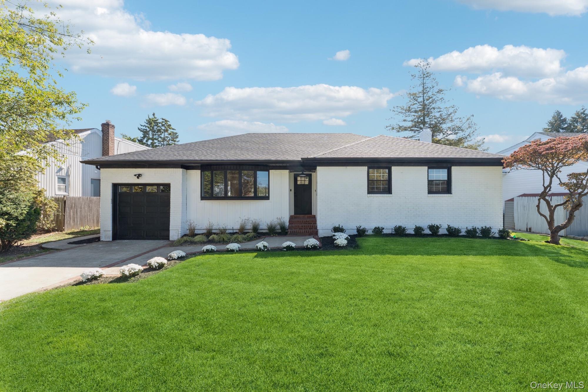 #1 photo, 1460 Tyler Avenue, नासाउ काउंटी East Meadow , NY 11554