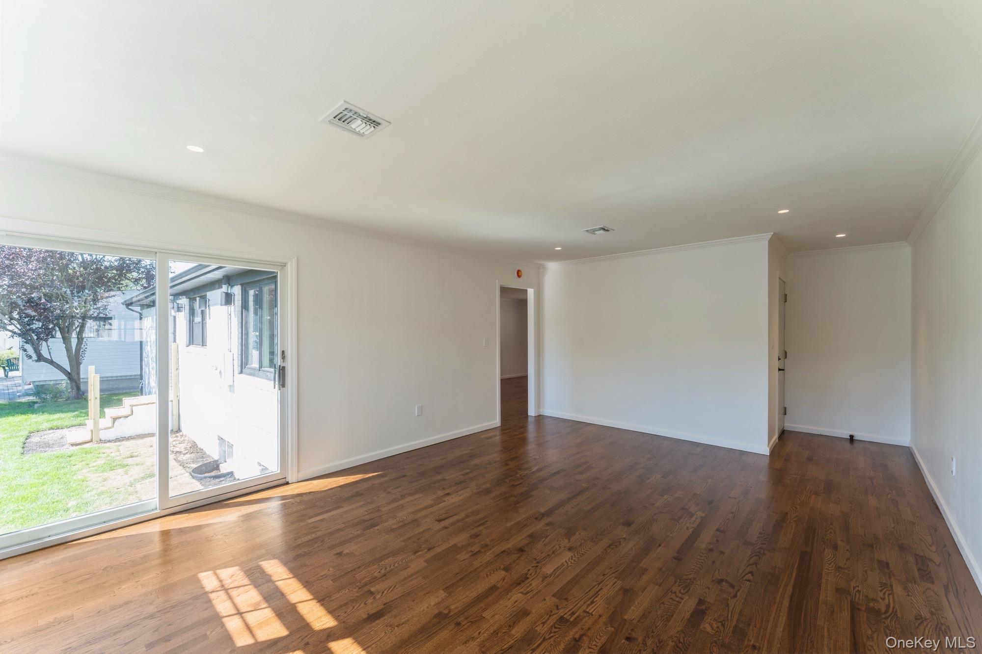 #10 photo, 1460 Tyler Avenue, नासाउ काउंटी East Meadow , NY 11554