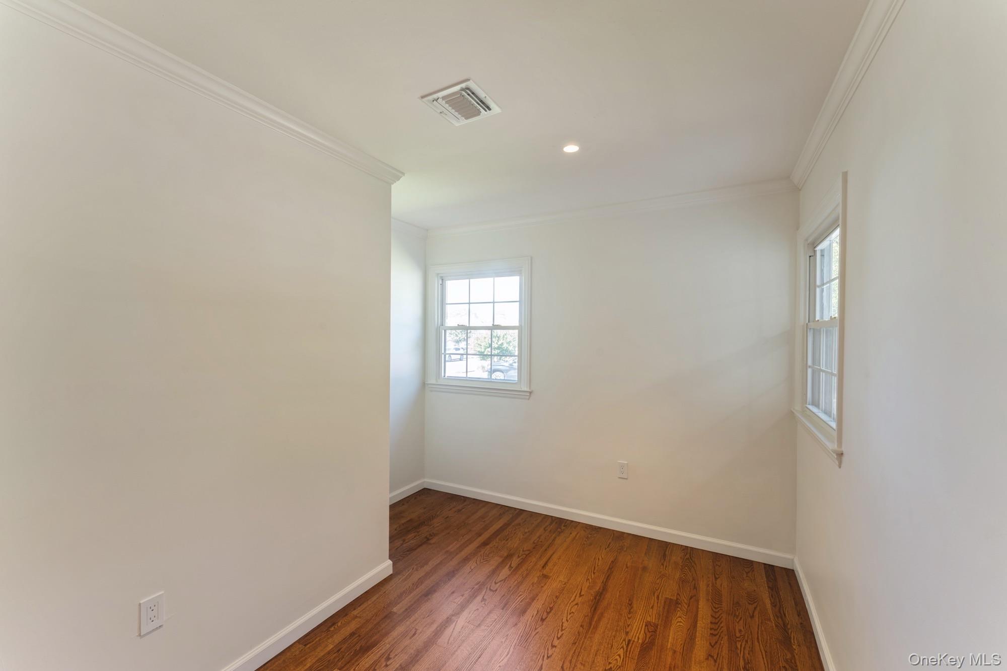 #11 photo, 1460 Tyler Avenue, नासाउ काउंटी East Meadow , NY 11554