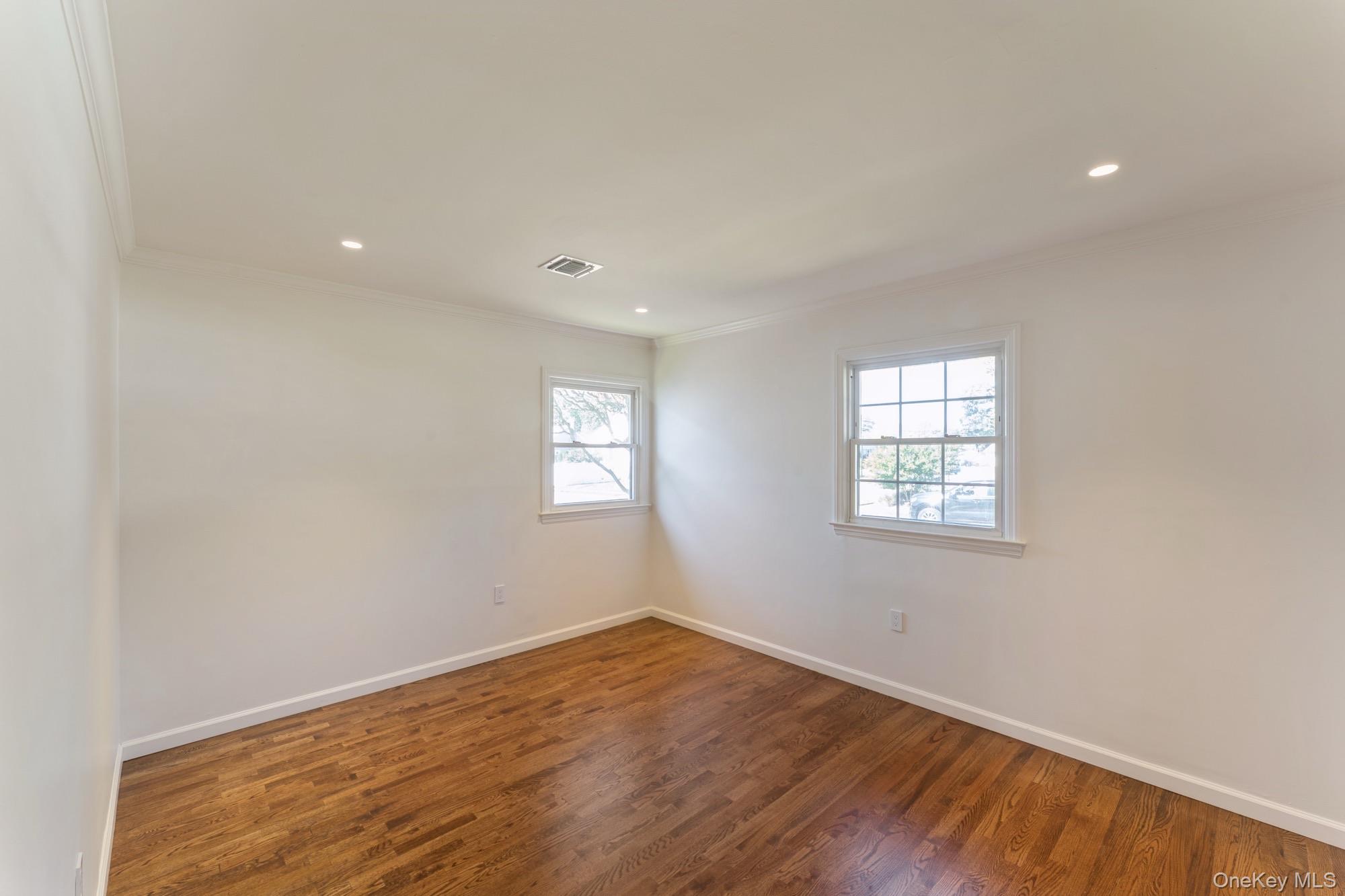 #12 photo, 1460 Tyler Avenue, नासाउ काउंटी East Meadow , NY 11554