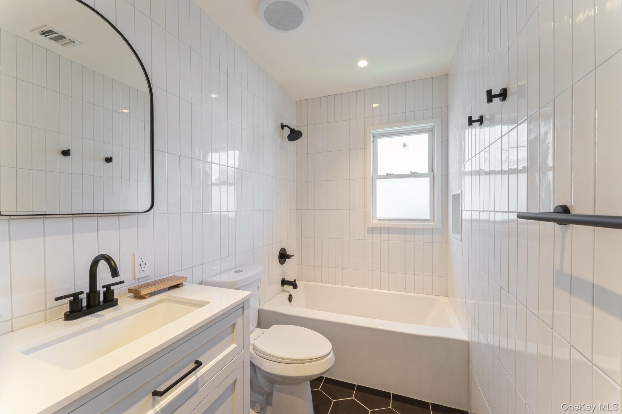 #14 photo, 1460 Tyler Avenue, नासाउ काउंटी East Meadow , NY 11554