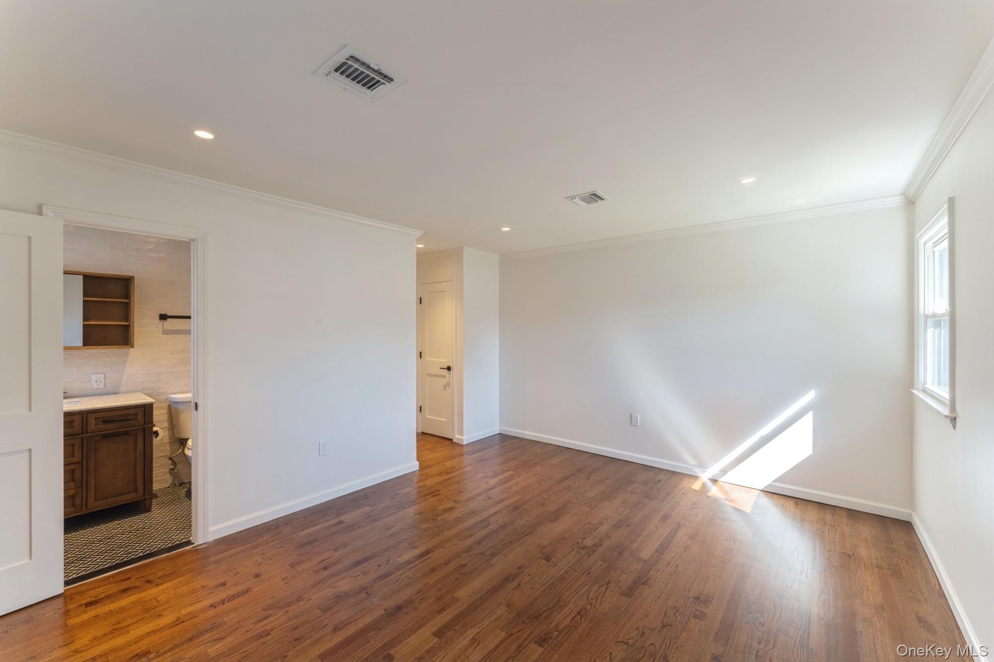 #16 photo, 1460 Tyler Avenue, नासाउ काउंटी East Meadow , NY 11554