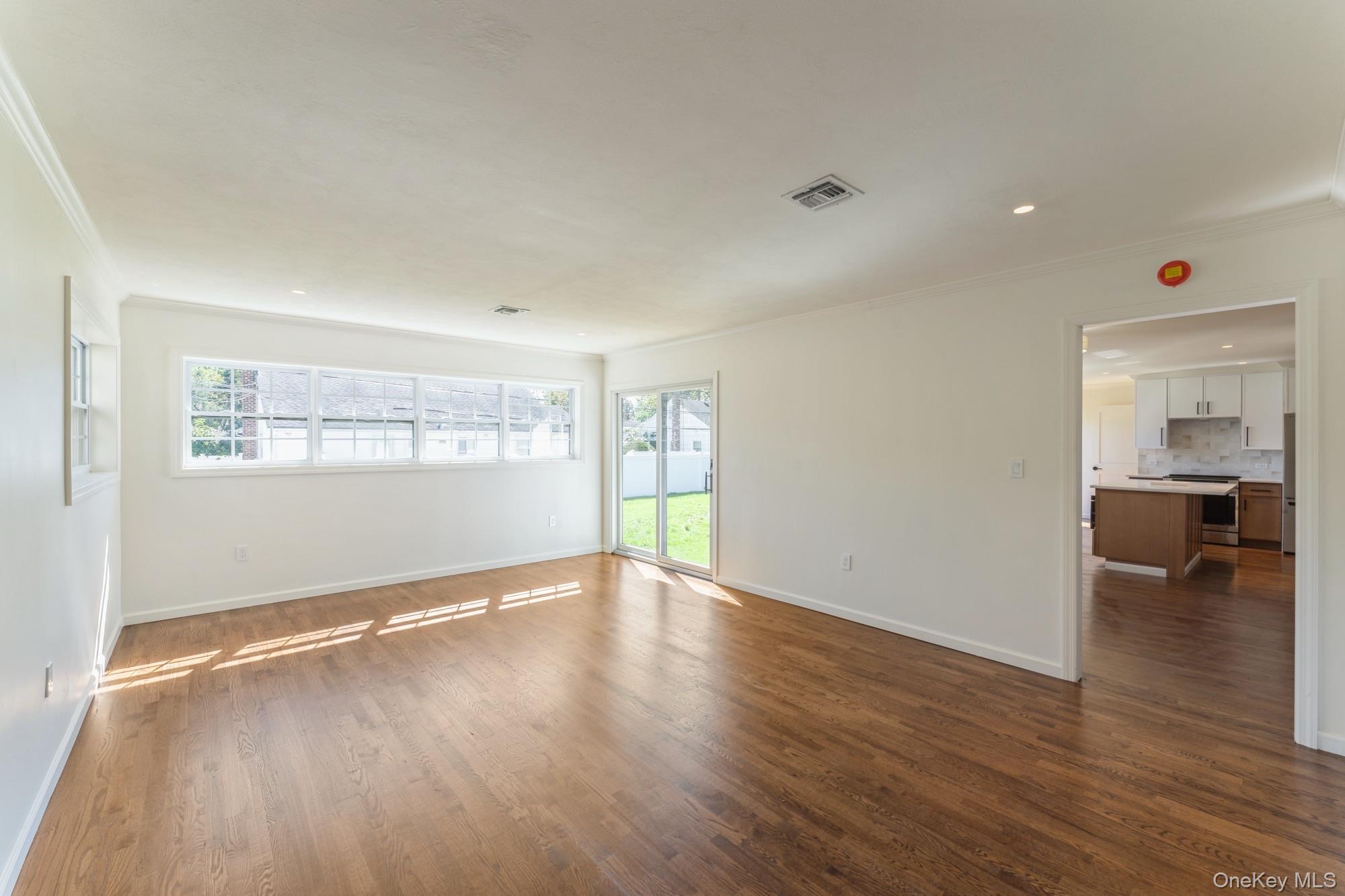 #18 photo, 1460 Tyler Avenue, नासाउ काउंटी East Meadow , NY 11554