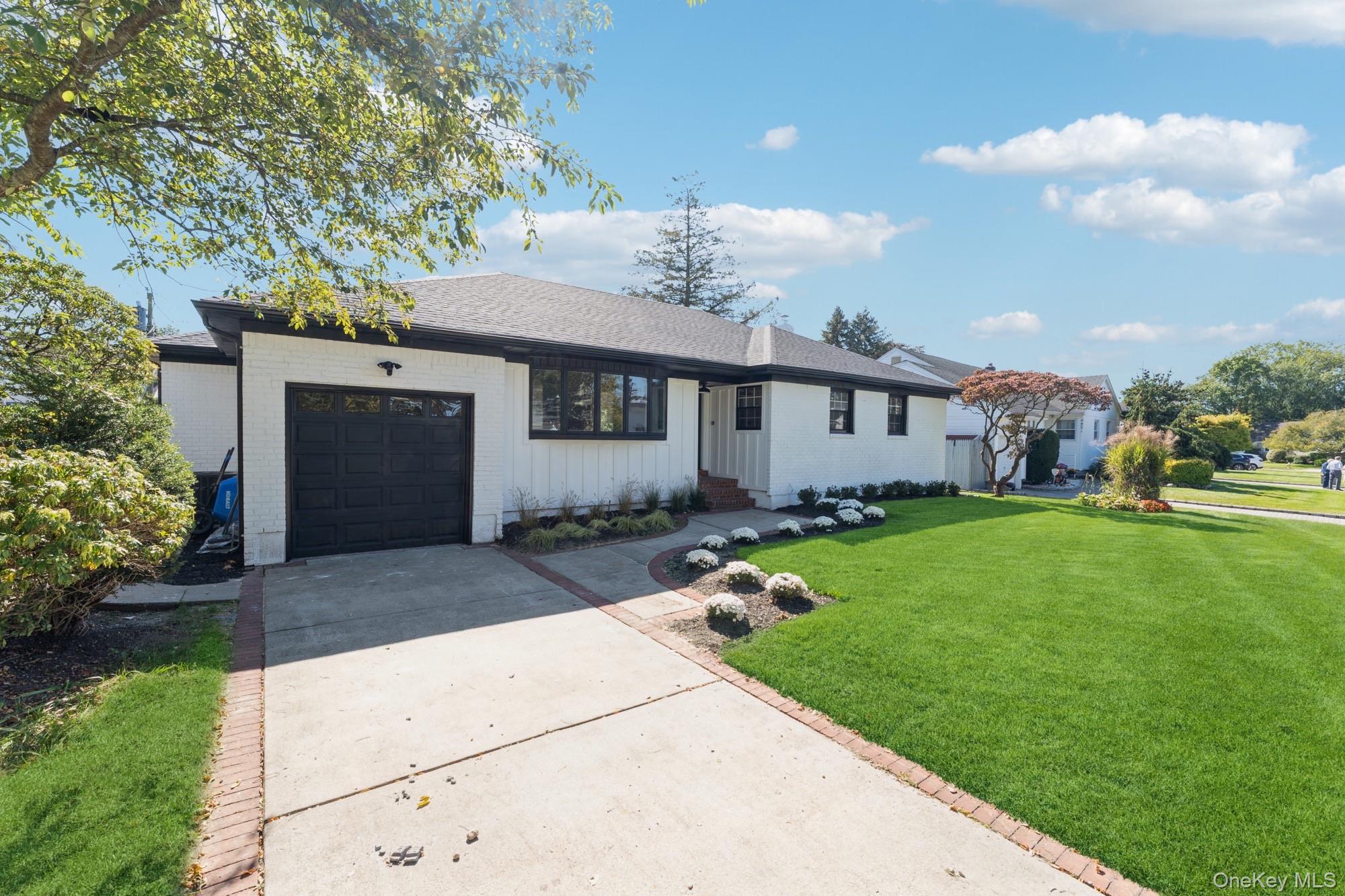 #2 photo, 1460 Tyler Avenue, नासाउ काउंटी East Meadow , NY 11554