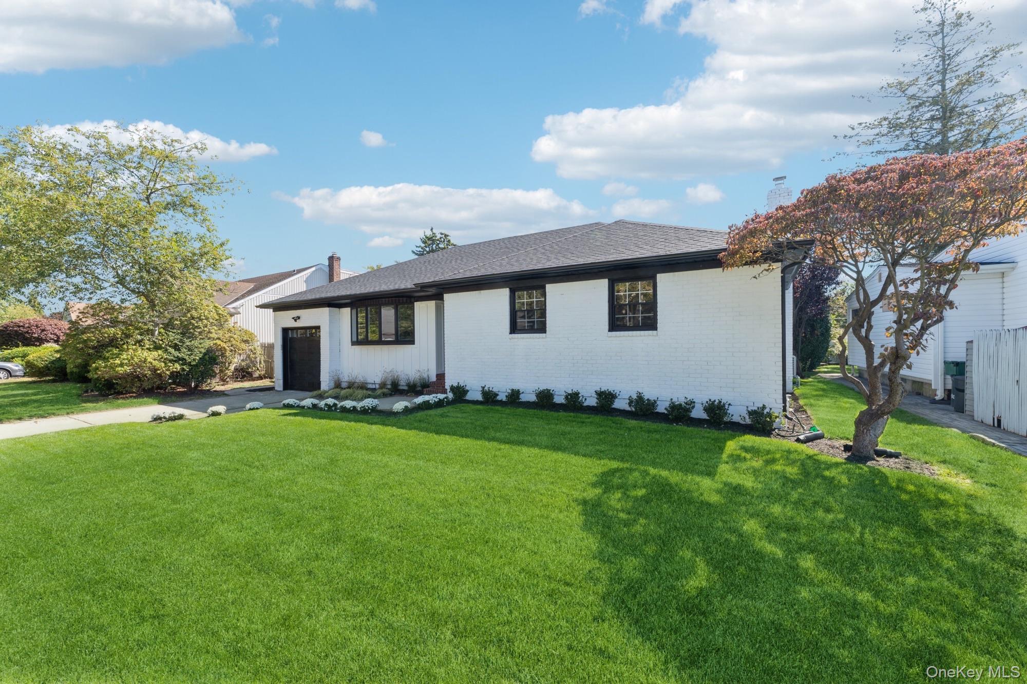 #3 photo, 1460 Tyler Avenue, नासाउ काउंटी East Meadow , NY 11554