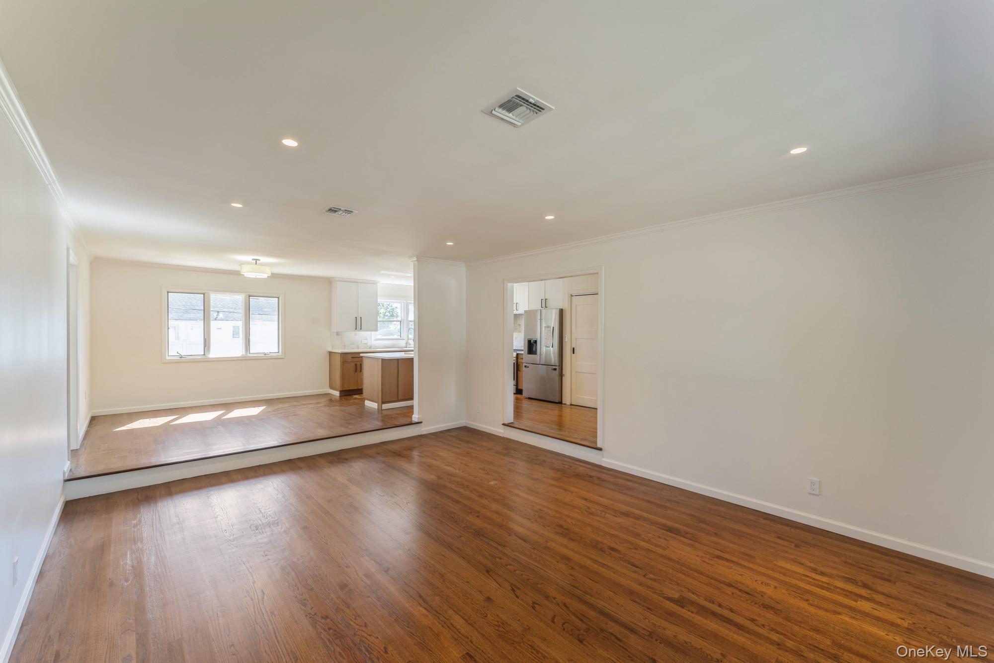 #4 photo, 1460 Tyler Avenue, नासाउ काउंटी East Meadow , NY 11554