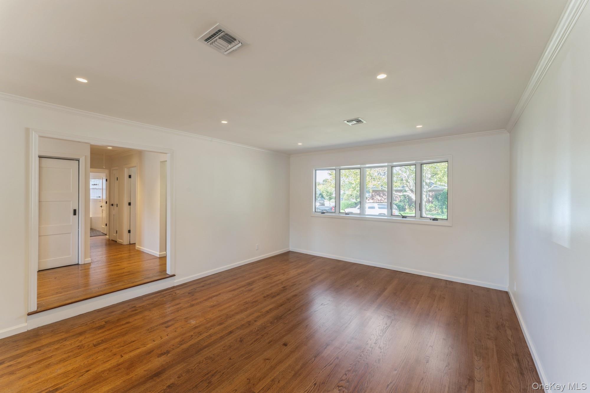 #5 photo, 1460 Tyler Avenue, नासाउ काउंटी East Meadow , NY 11554