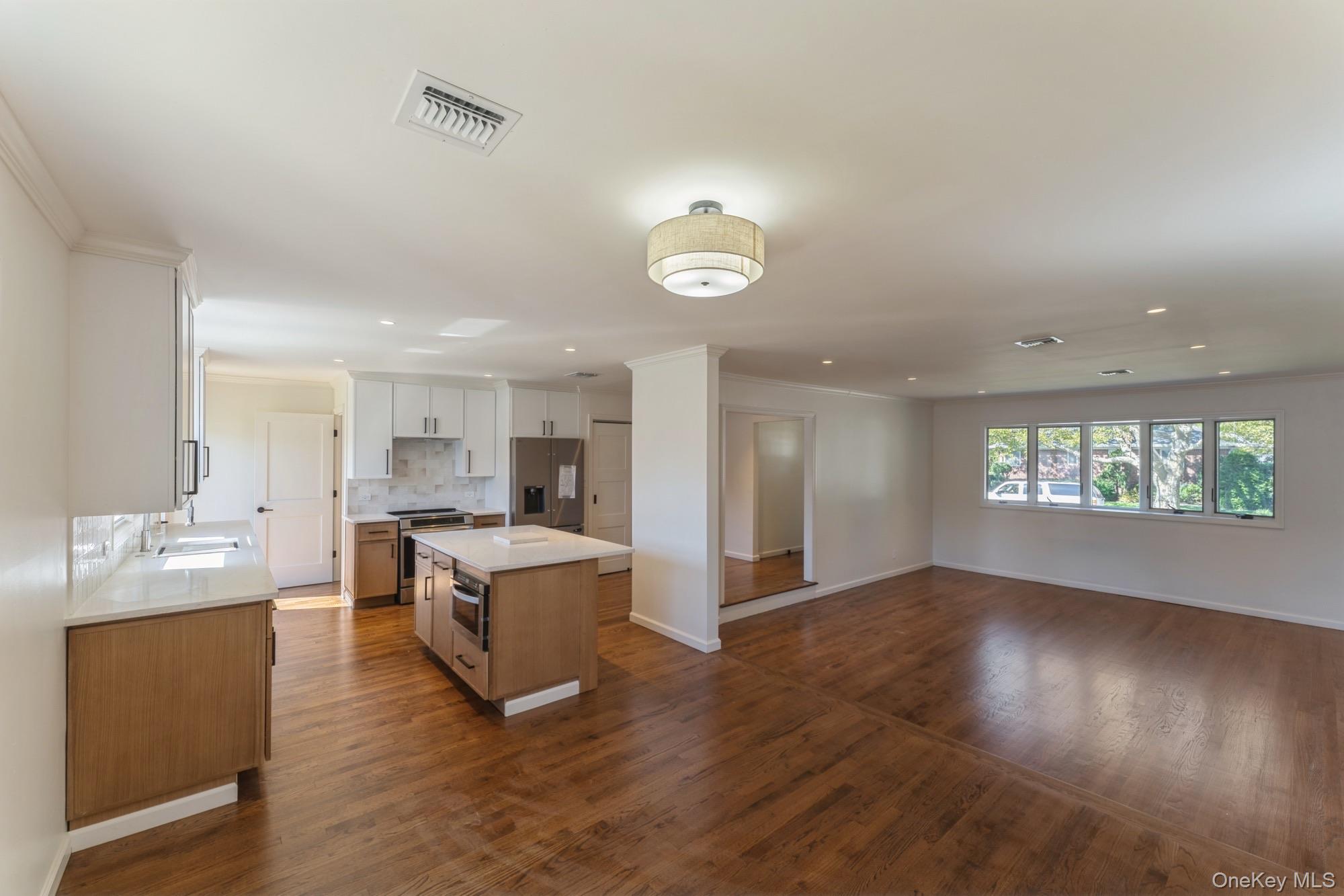 #6 photo, 1460 Tyler Avenue, नासाउ काउंटी East Meadow , NY 11554