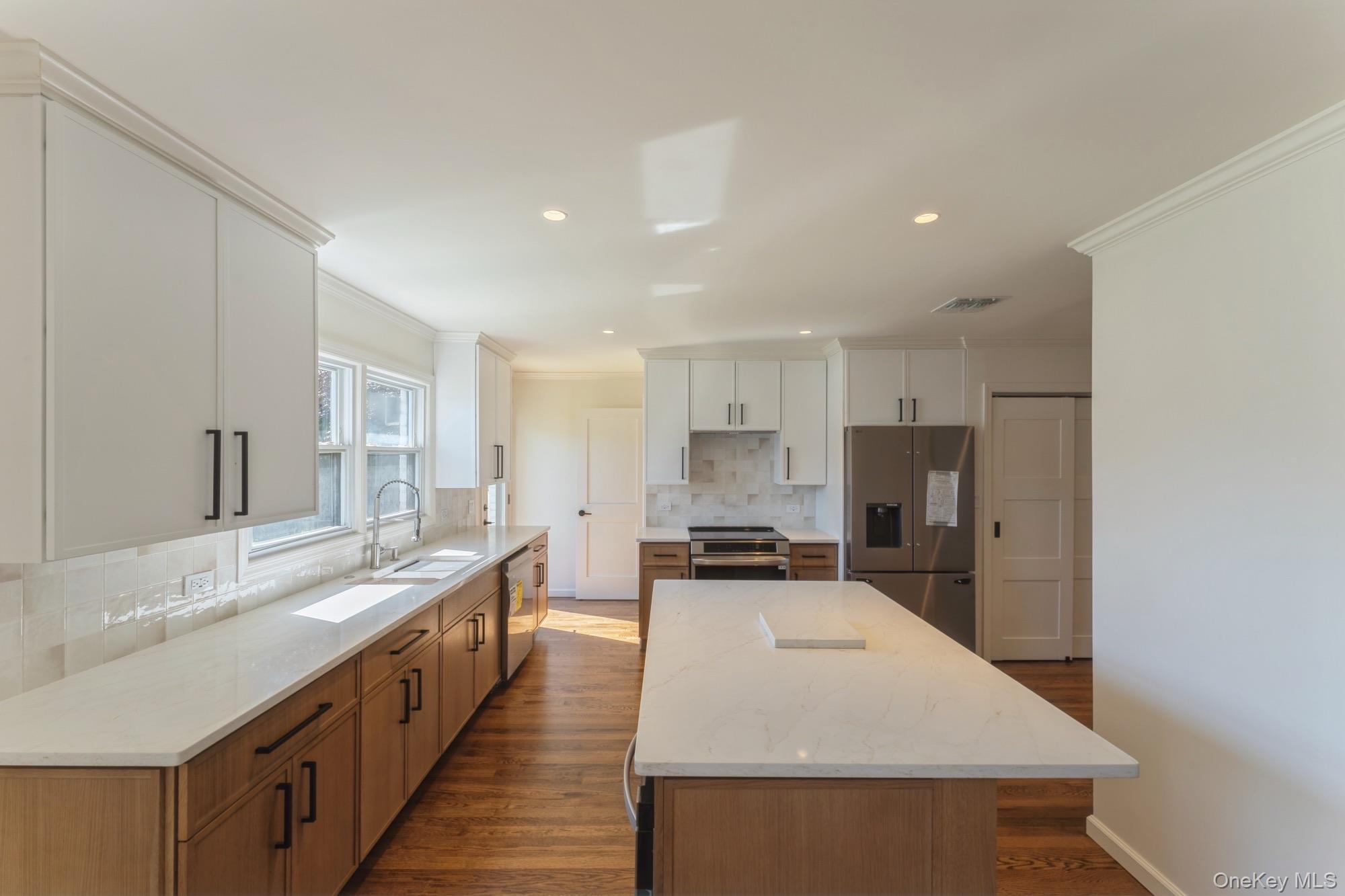 #7 photo, 1460 Tyler Avenue, नासाउ काउंटी East Meadow , NY 11554