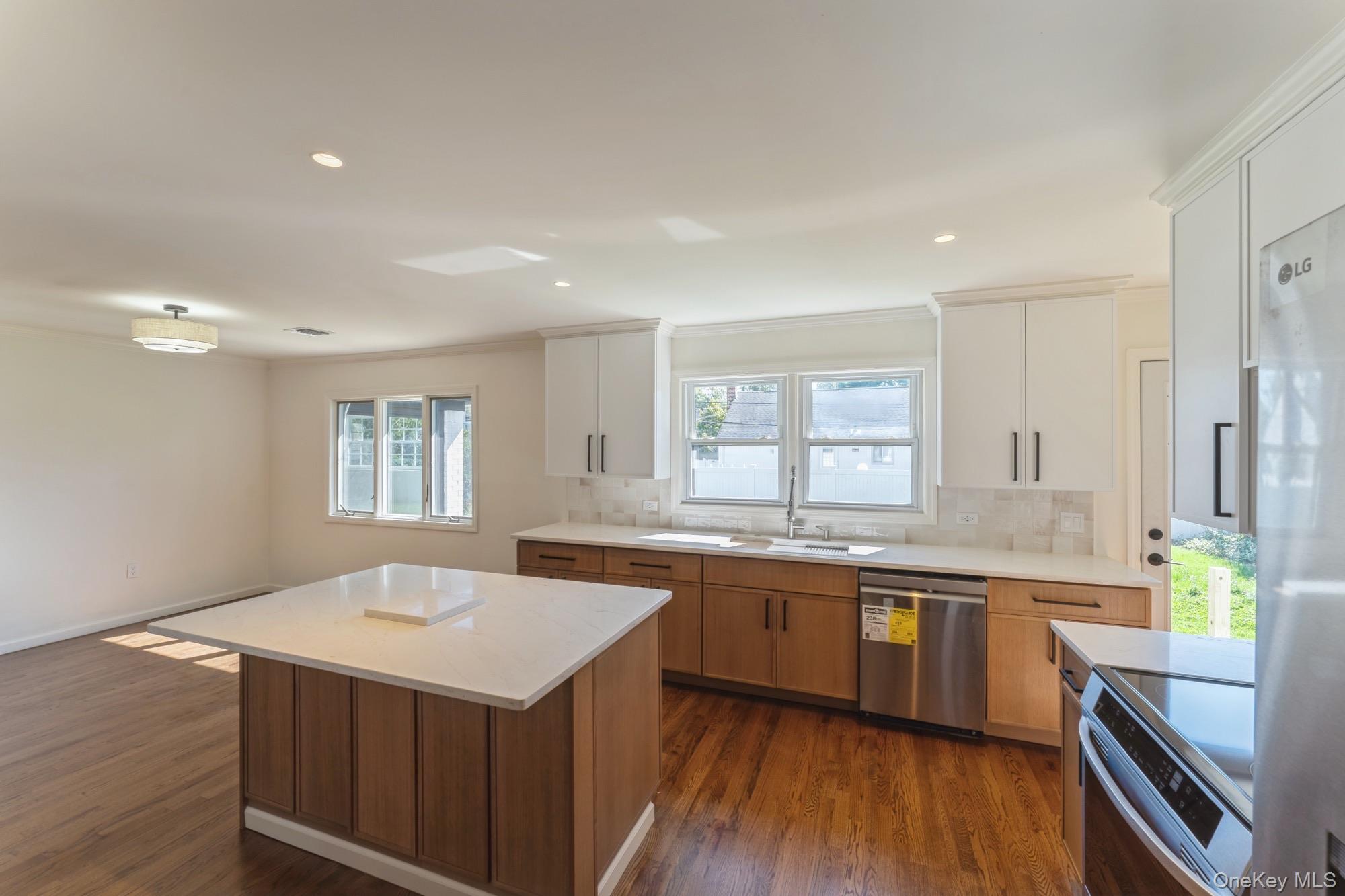 #8 photo, 1460 Tyler Avenue, नासाउ काउंटी East Meadow , NY 11554