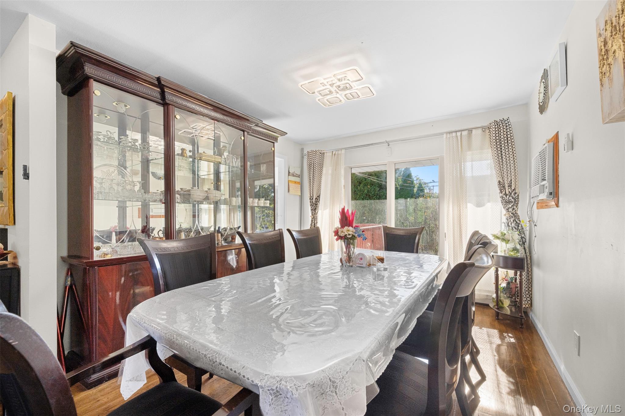 #17 photo, 94 Phipps Lane, Plainview , NY 11803