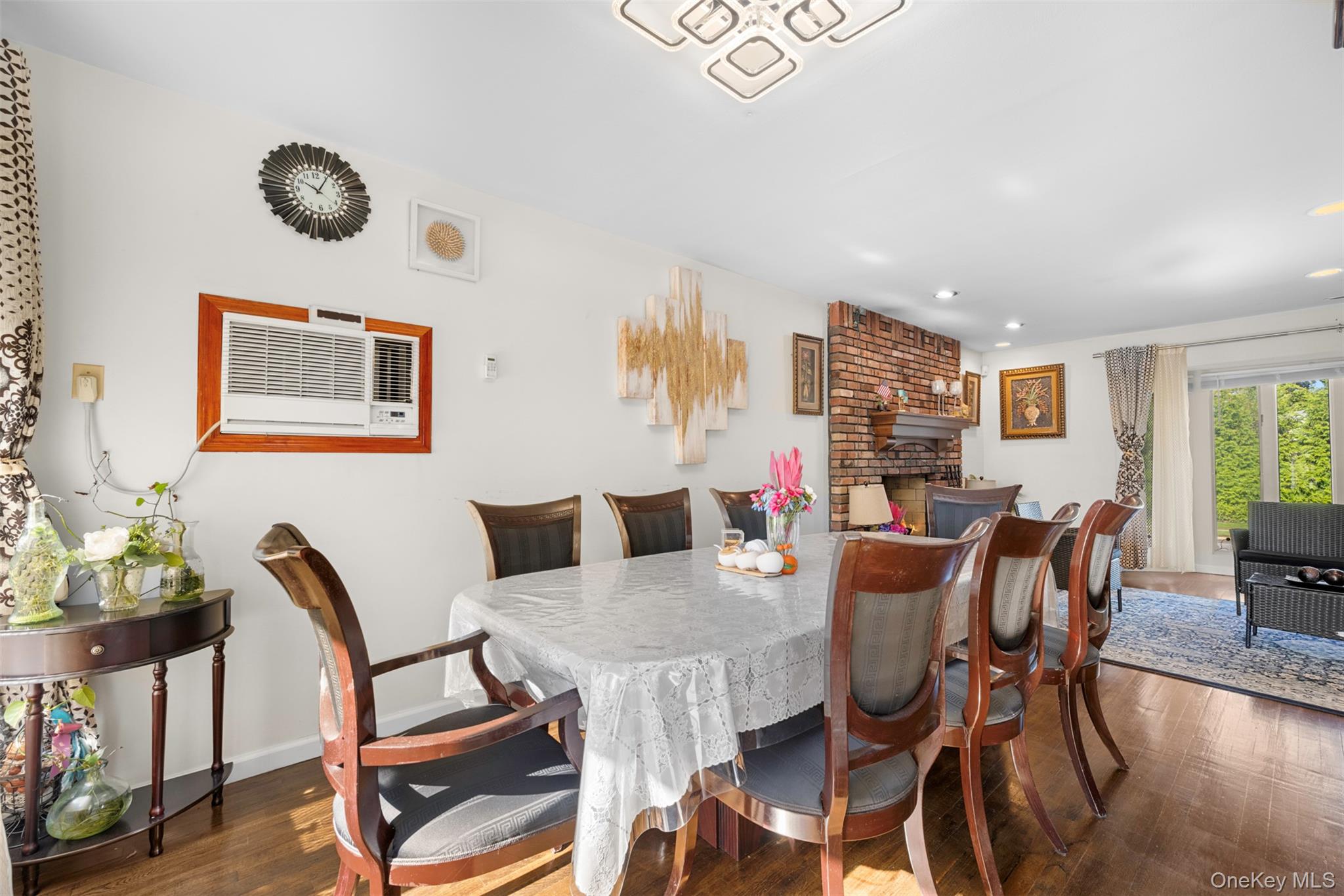 #18 photo, 94 Phipps Lane, Plainview , NY 11803