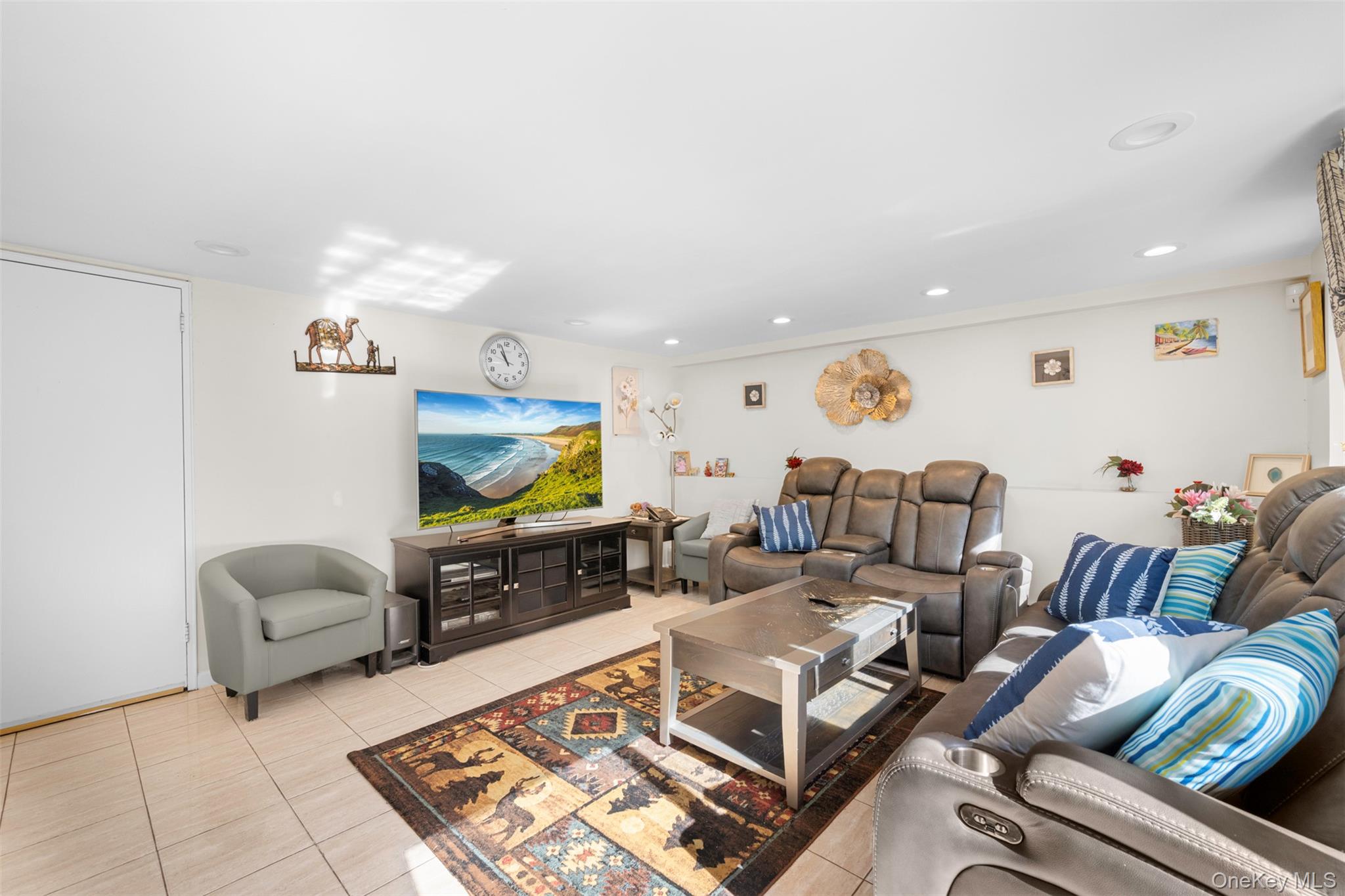 #19 photo, 94 Phipps Lane, Plainview , NY 11803