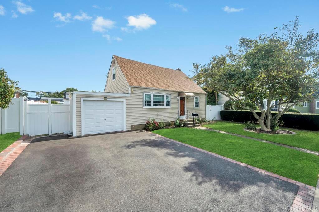 #2 photo, 131 Lee Avenue, Hicksville , NY 11801