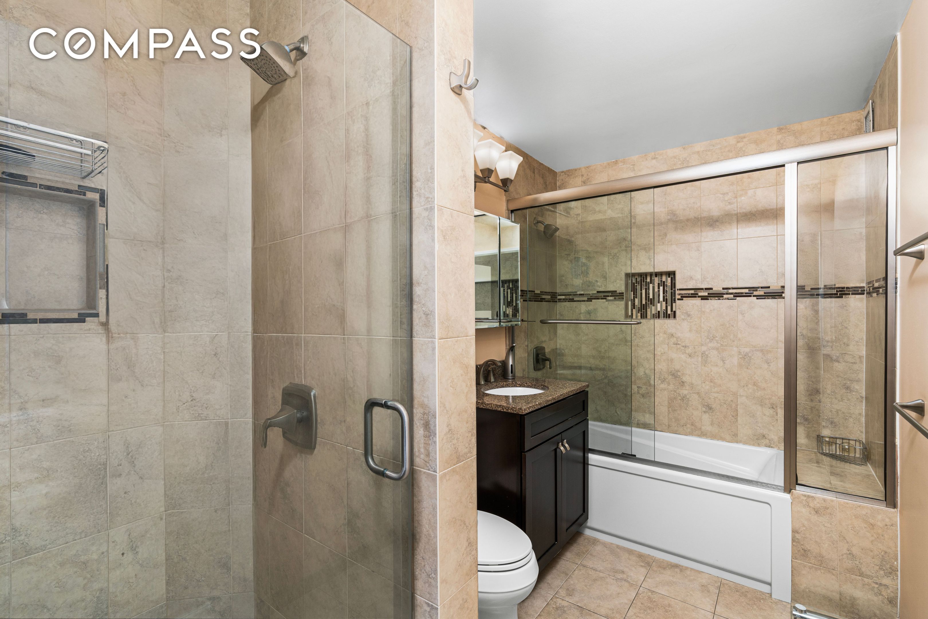 #13 photo, 112-01 Queens Boulevard, クイーンズ区 Forest Hills , NY 11375