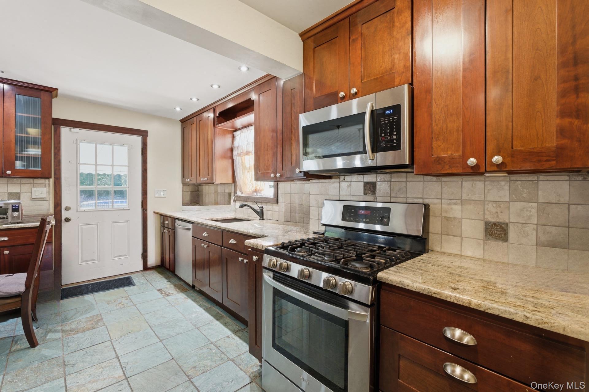 #10 photo, 1537 N Thompson Drive, Bay Shore , NY 11706