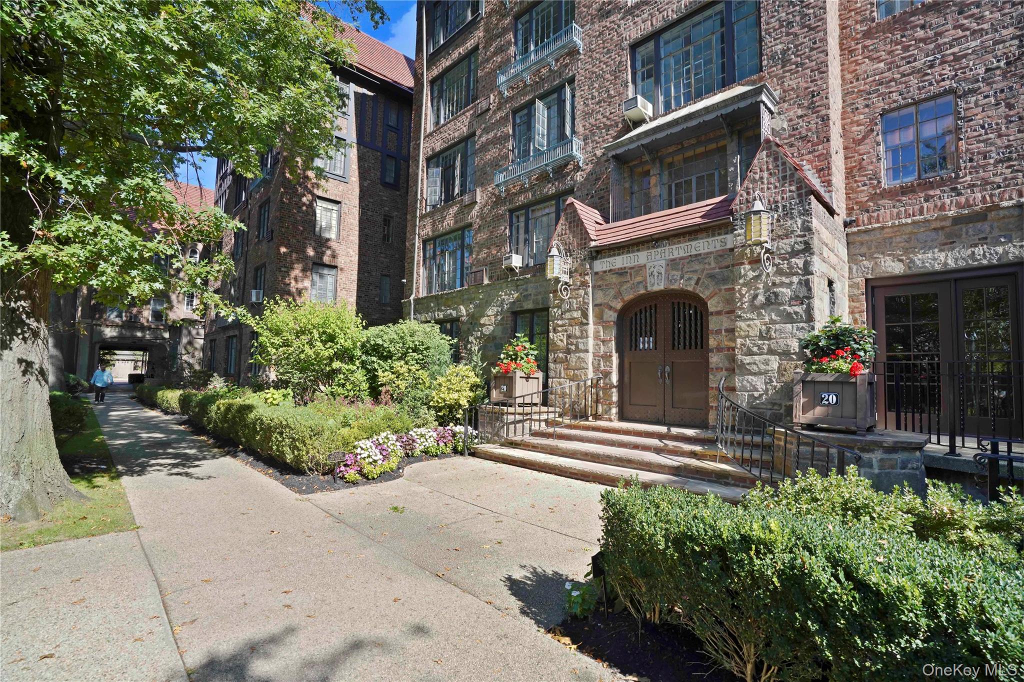 #2 photo, 20 Continental Avenue, クイーンズ区 Forest Hills , NY 11375