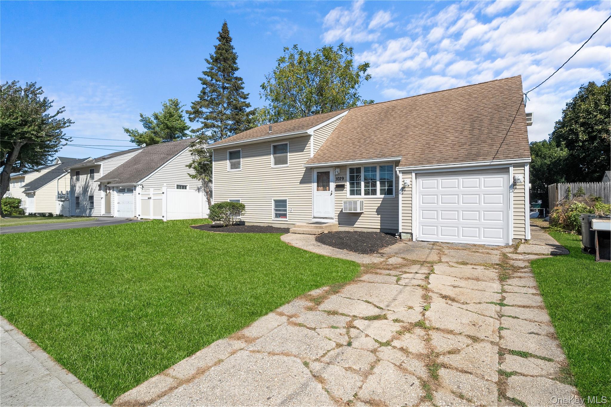 #1 photo, 1029 N Niagara Avenue, Lindenhurst , NY 11757