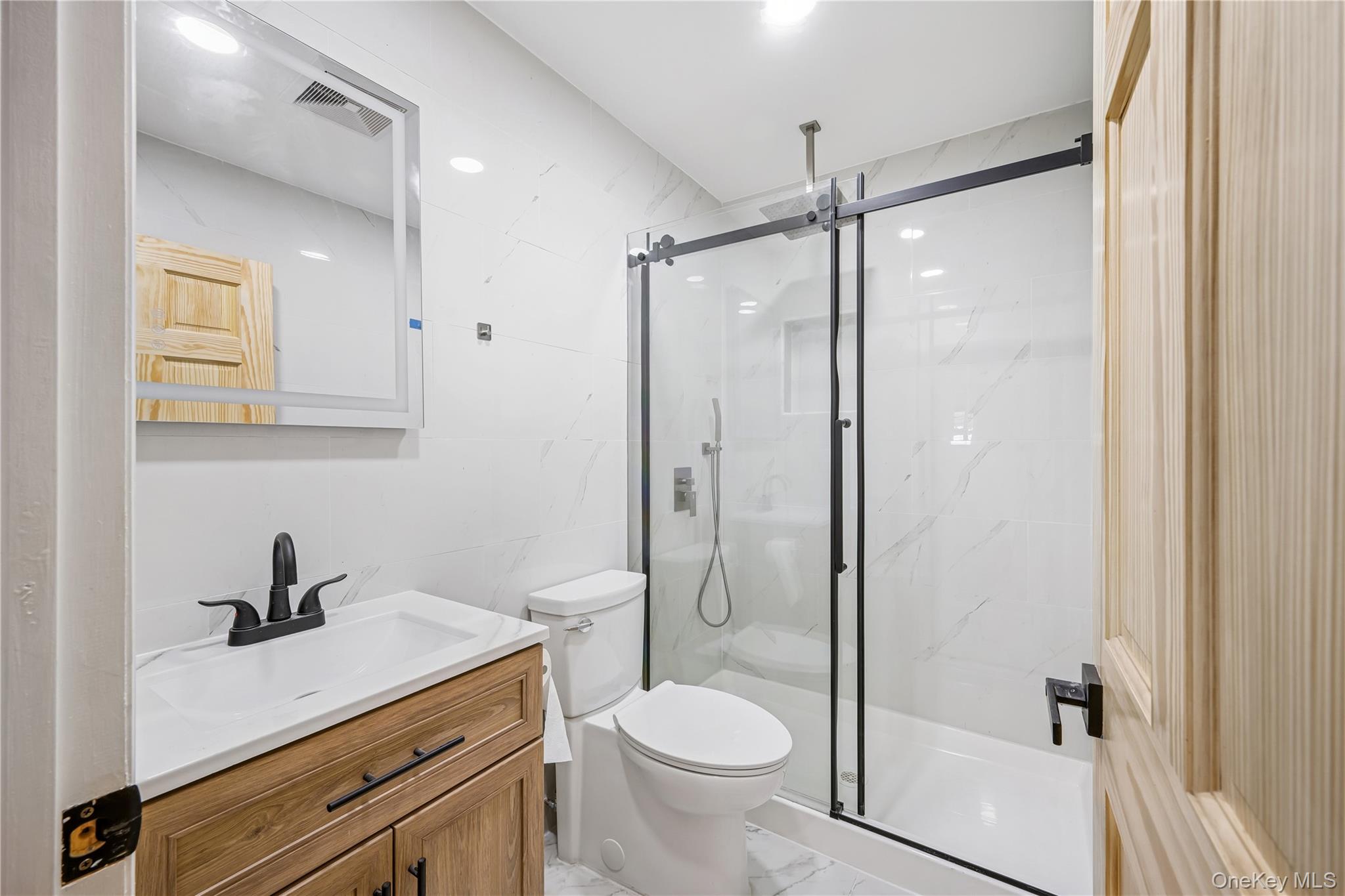 #8 photo, 3250 87th Street, クイーンズ区 East Elmhurst , NY 11369