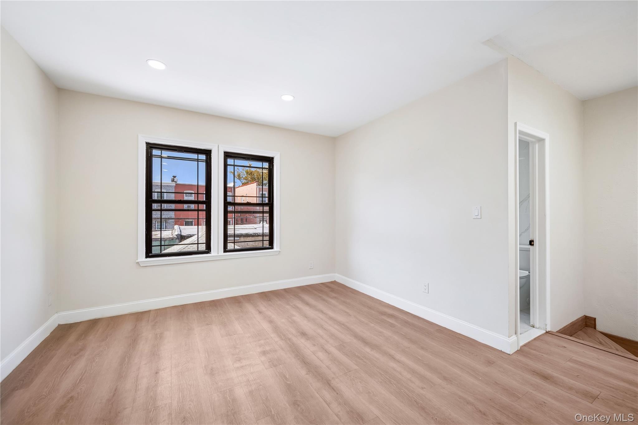 #9 photo, 3250 87th Street, クイーンズ区 East Elmhurst , NY 11369