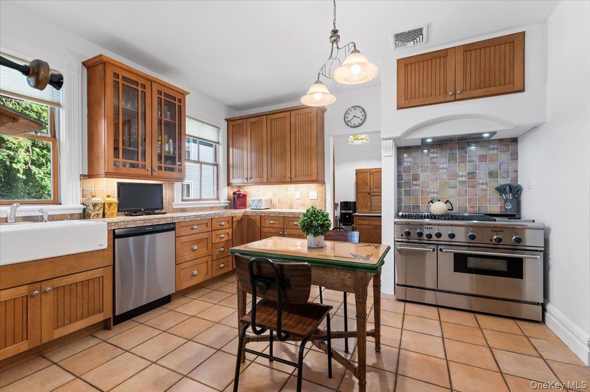 #13 photo, 9 Maple Avenue, Sea Cliff , NY 11579