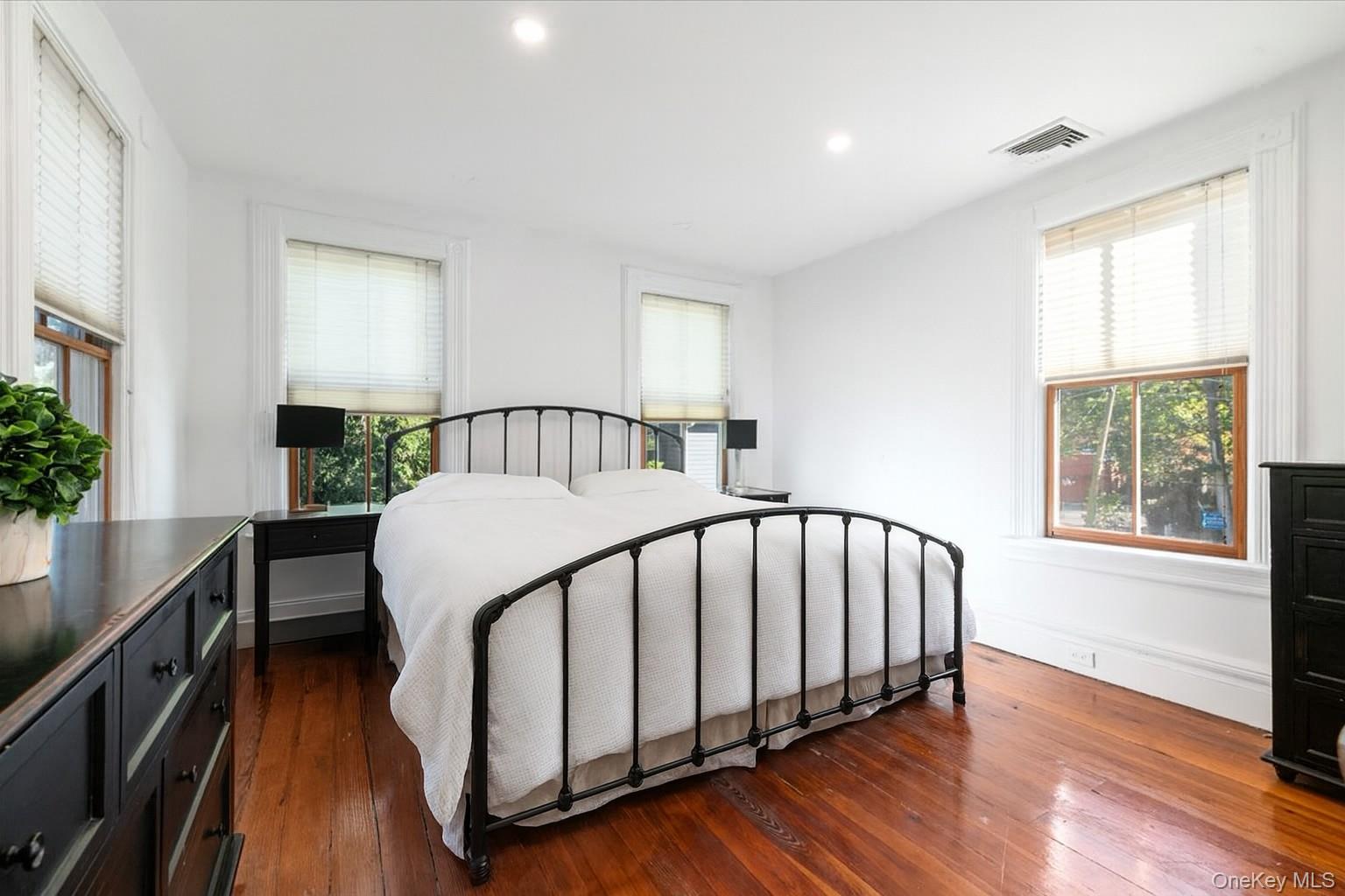 #18 photo, 9 Maple Avenue, Sea Cliff , NY 11579