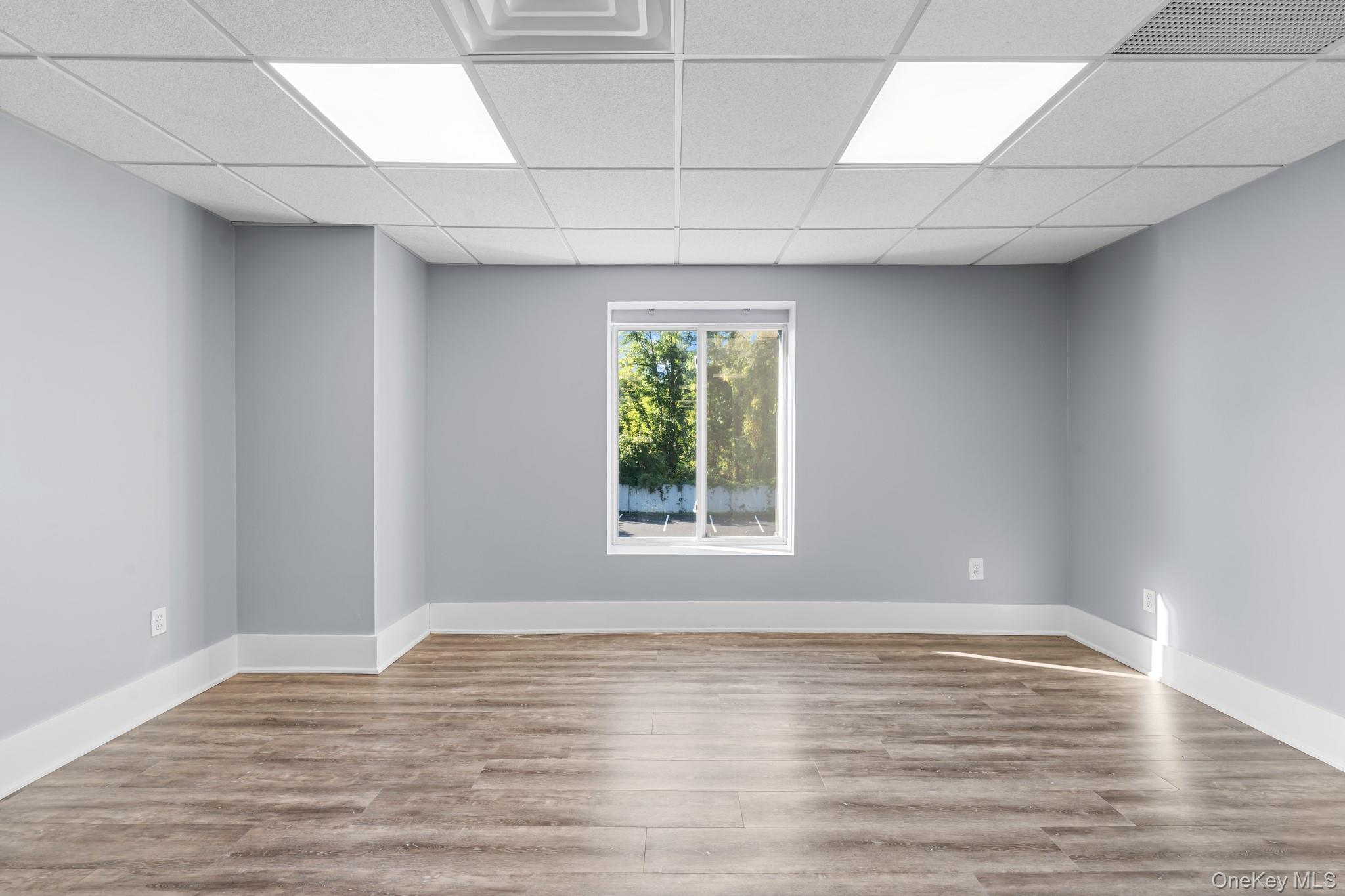 #8 photo, 308 W Main Street, サフォーク郡 Smithtown , NY 11787