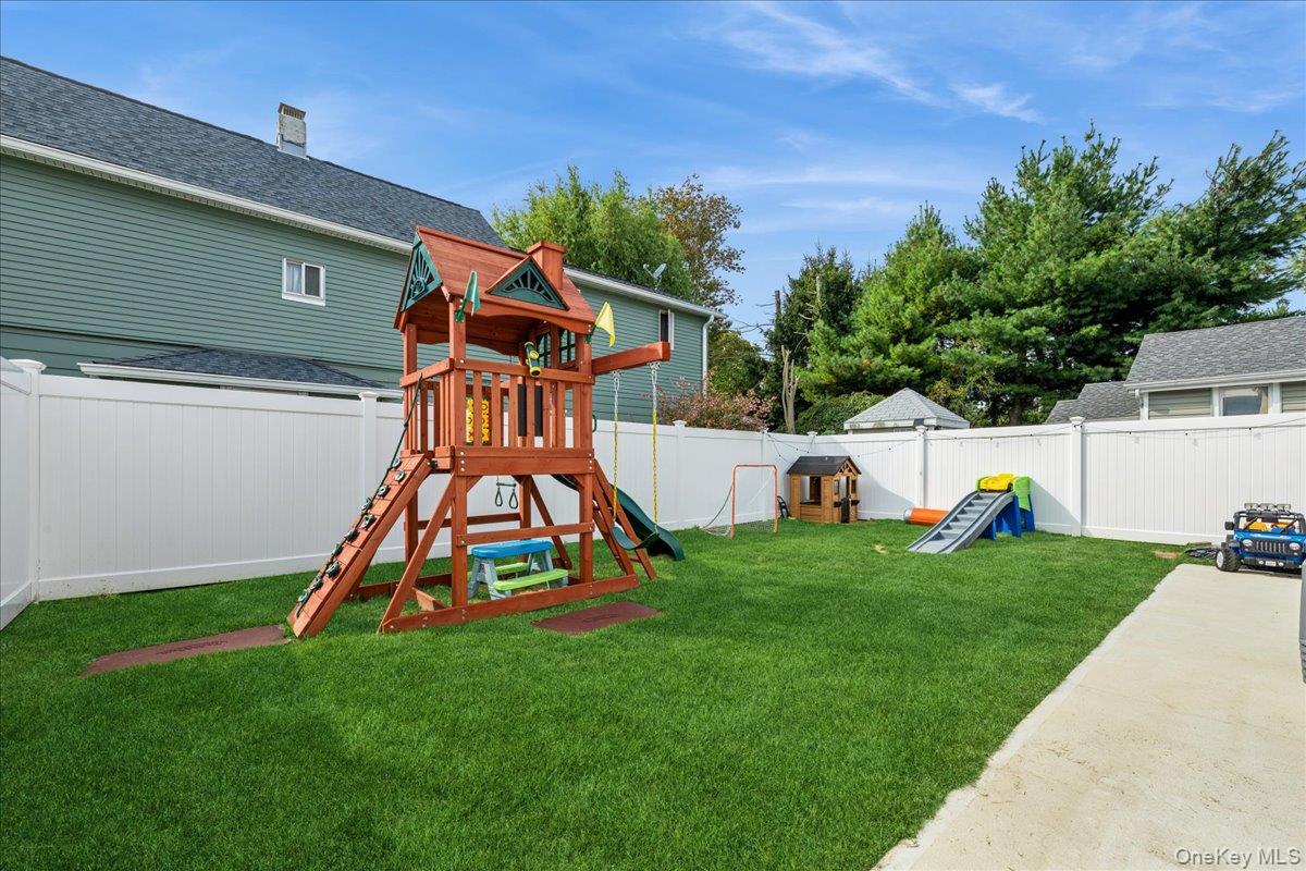 #17 photo, 59 Grand Place, East Northport , NY 11731