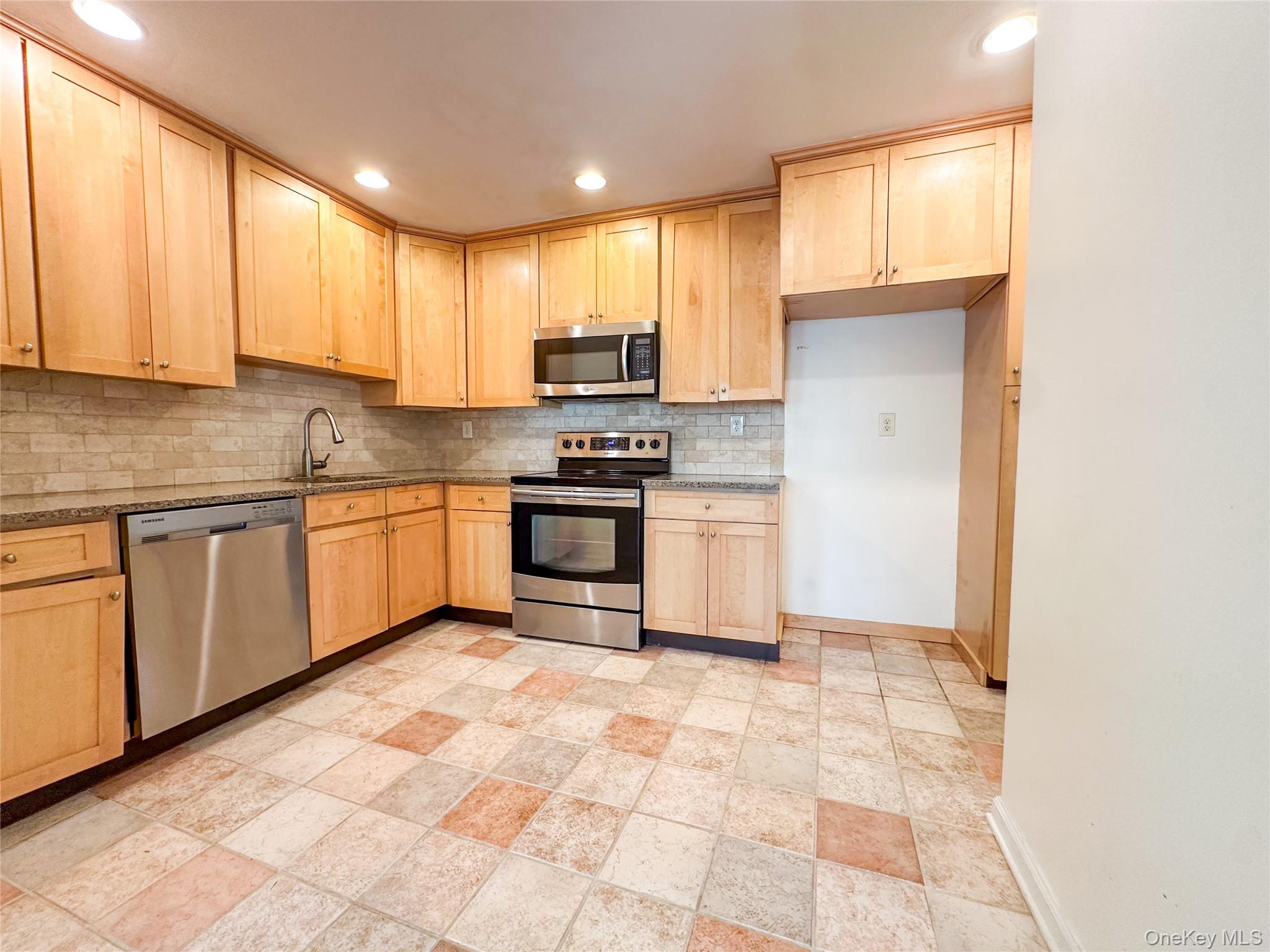 #11 photo, 18 Granada Crescent, White Plains , NY 10603