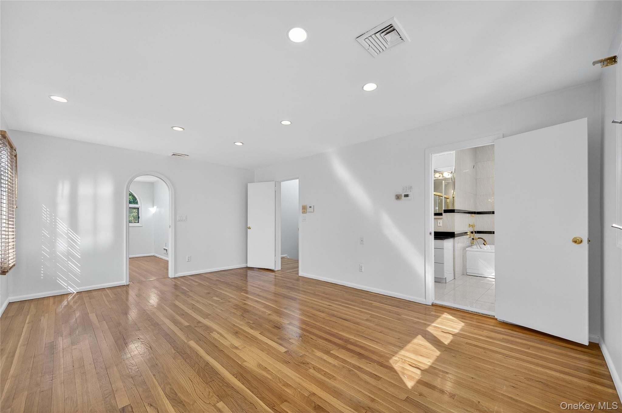 #16 photo, 39 Hummingbird Drive, ナッソー郡 East Hills , NY 11576