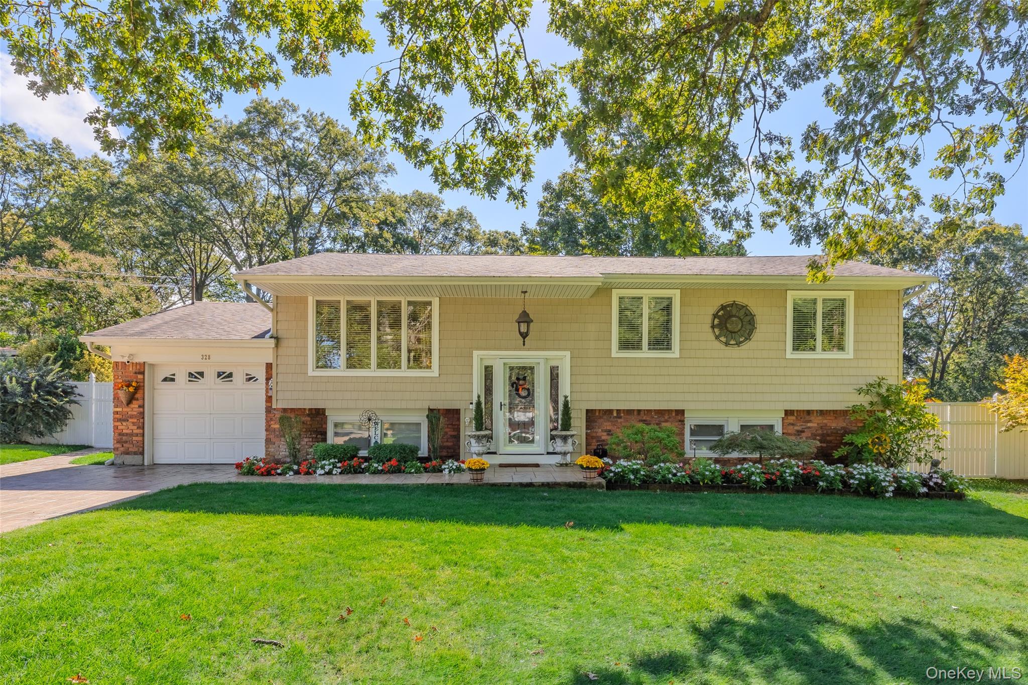 #1 photo, 328 Joan Street, 东长岛 Ronkonkoma , NY 11779