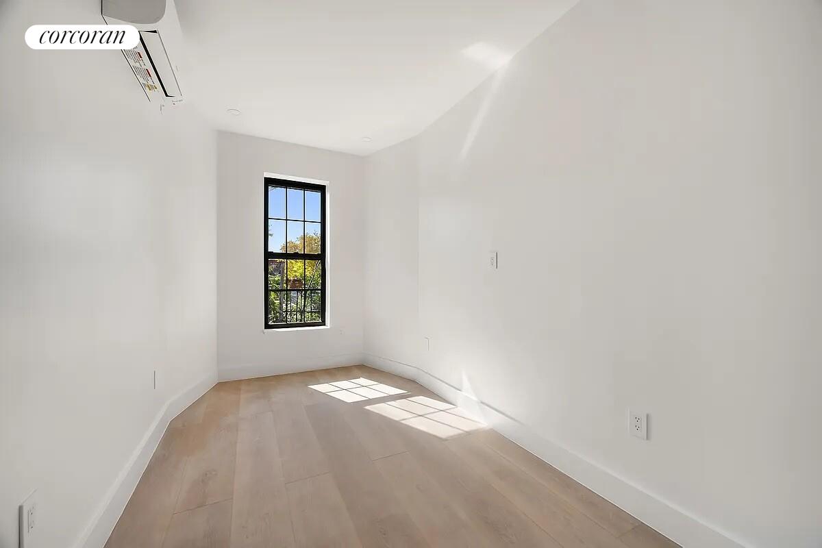 #5 photo, Brooklyn, East Williamsburg , NY 11206