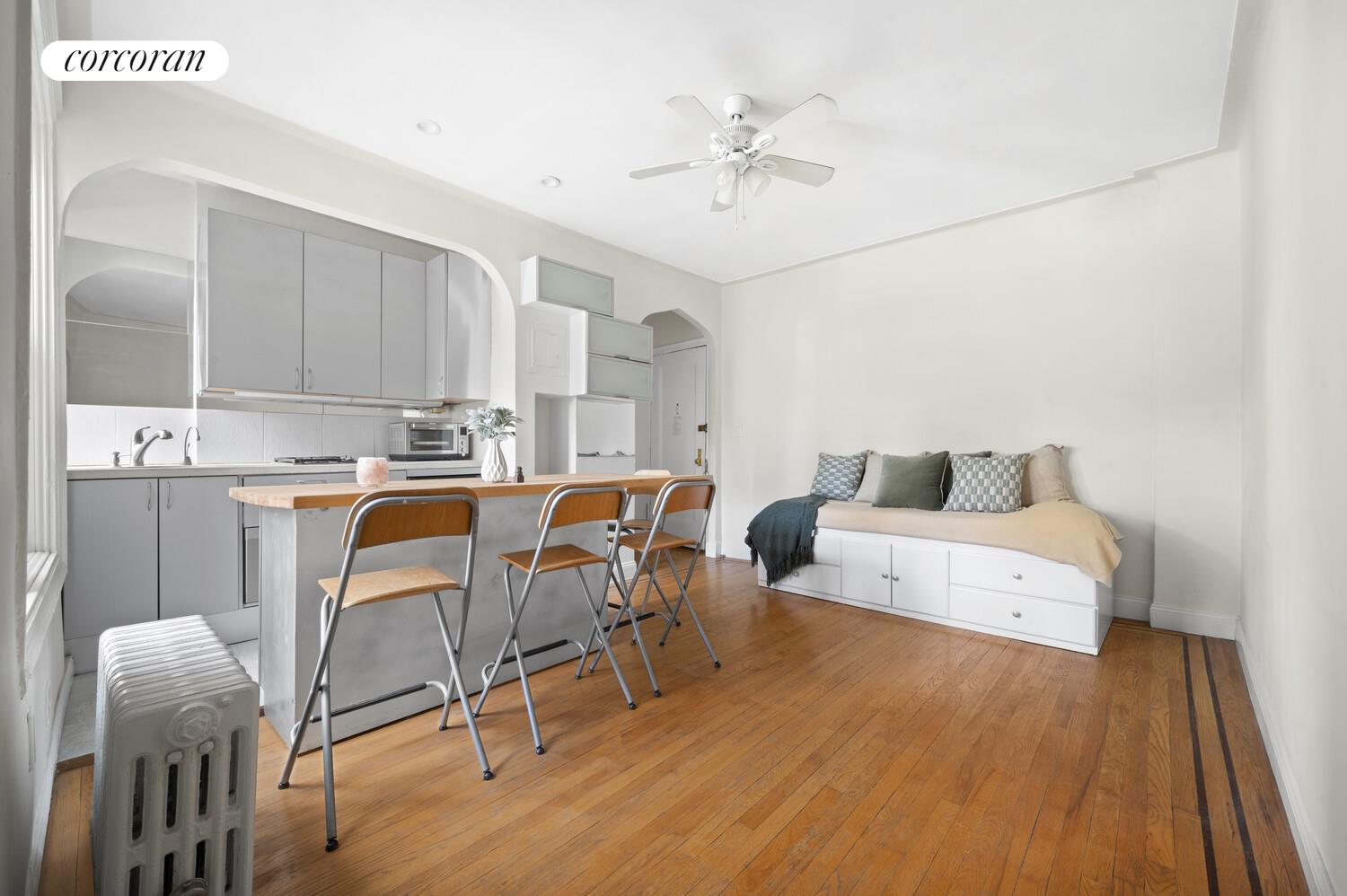 #1 photo, 461 W 44TH Street, マンハッタン Hells Kitchen , NY 10036