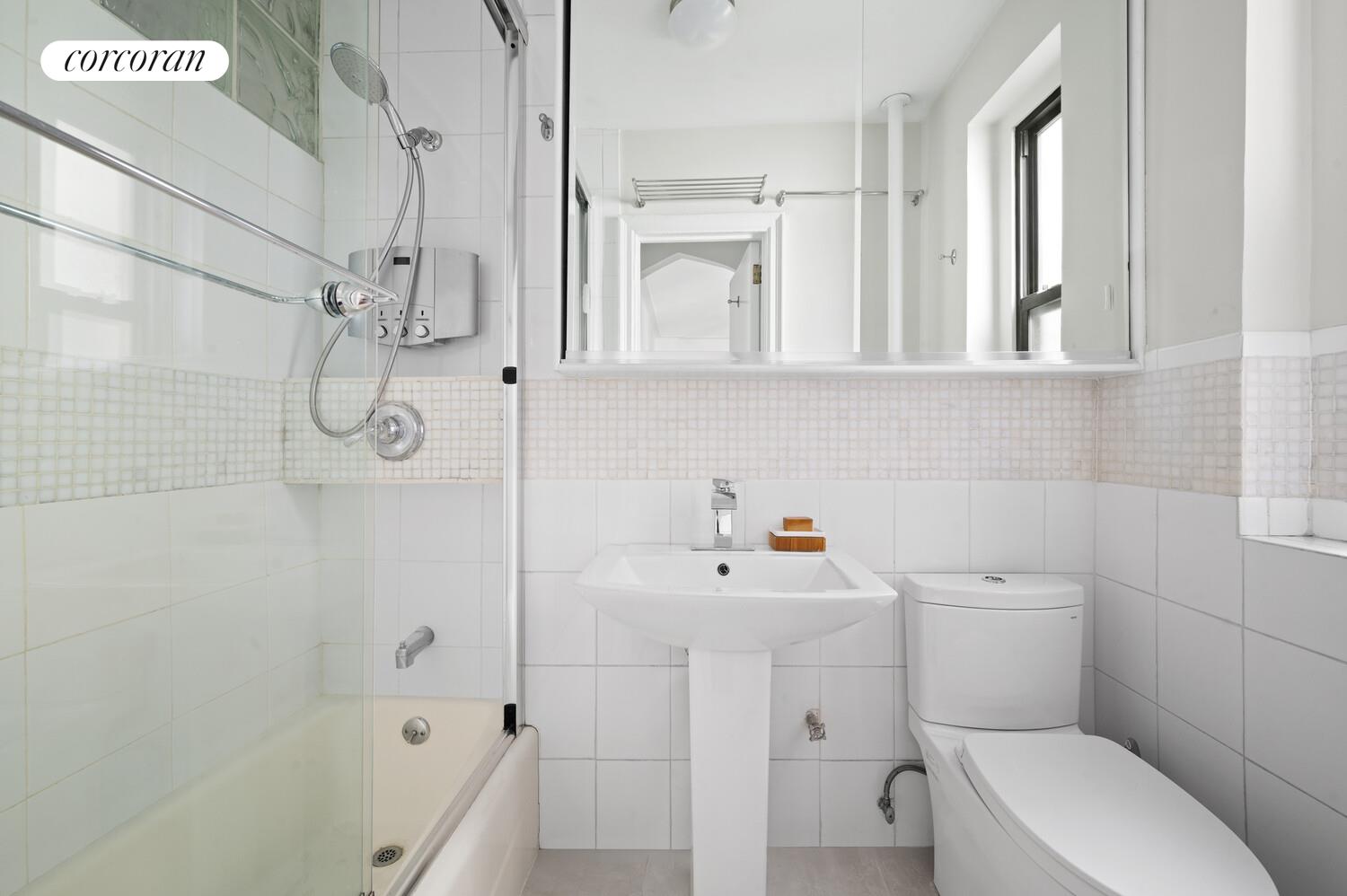 #4 photo, 461 W 44TH Street, マンハッタン Hells Kitchen , NY 10036