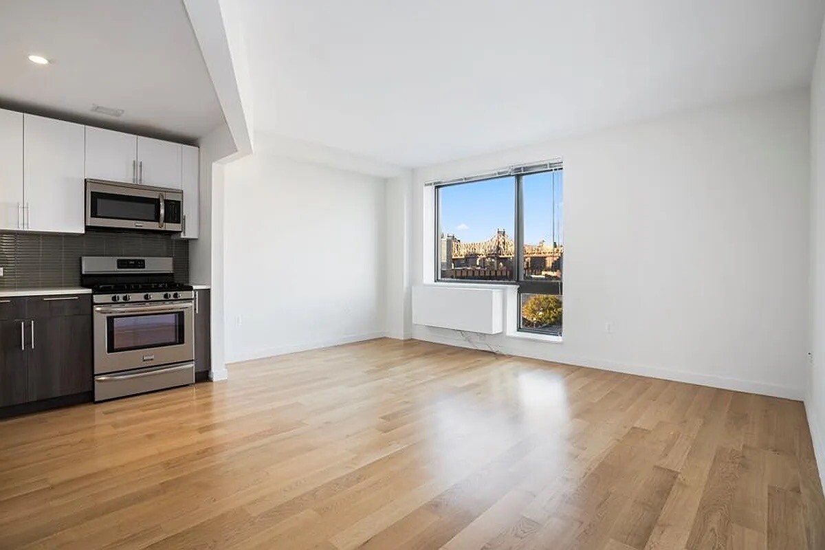 #3 photo, Hunters Point, Hunters Point , NY 11101