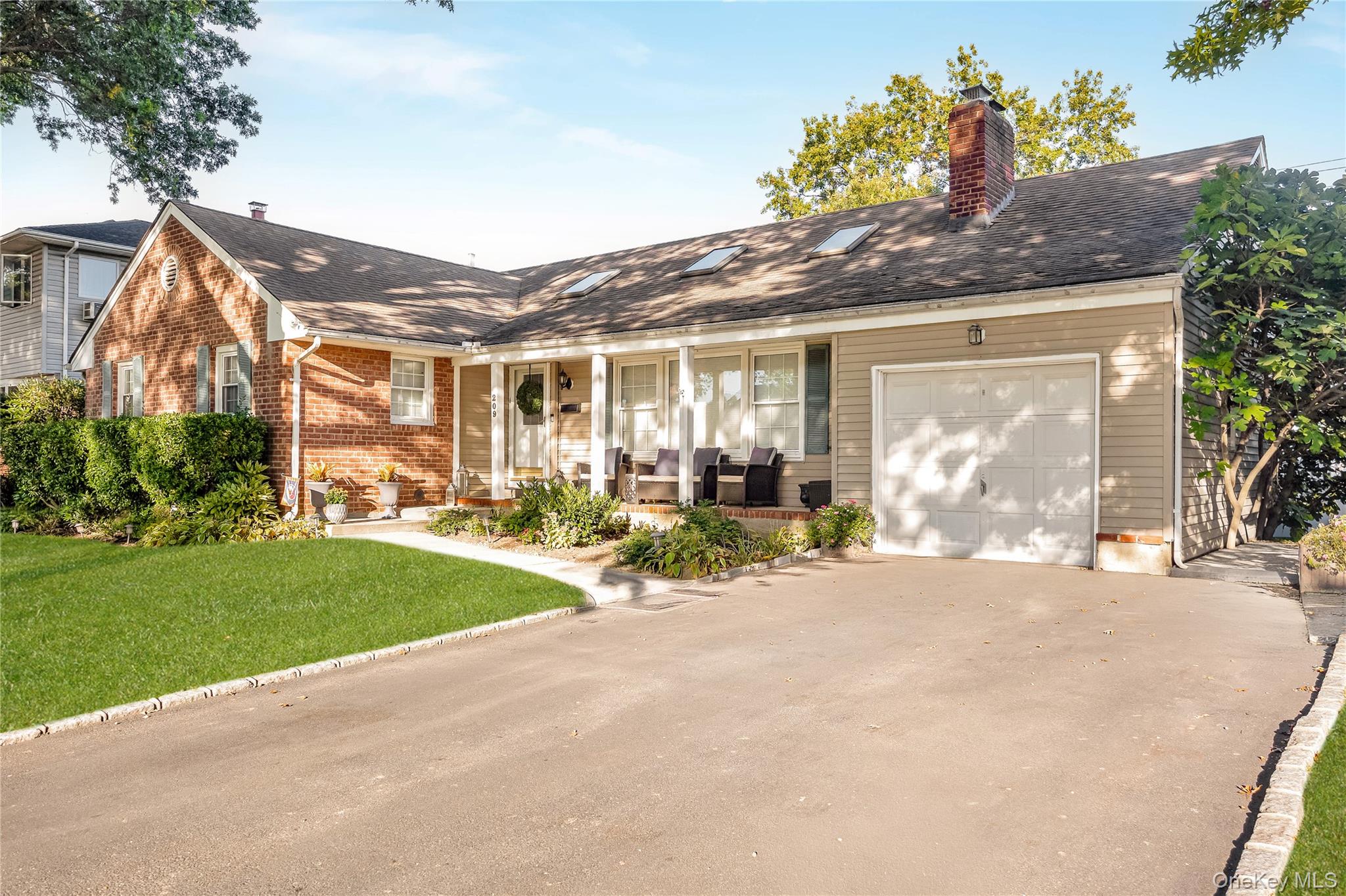 #3 photo, 209 Brompton Road, Garden City , NY 11530