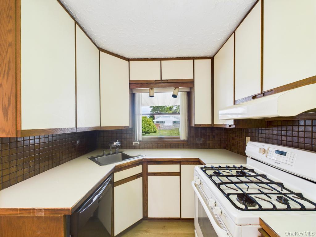 #12 photo, 408 Briarwood Road, Massapequa , NY 11758