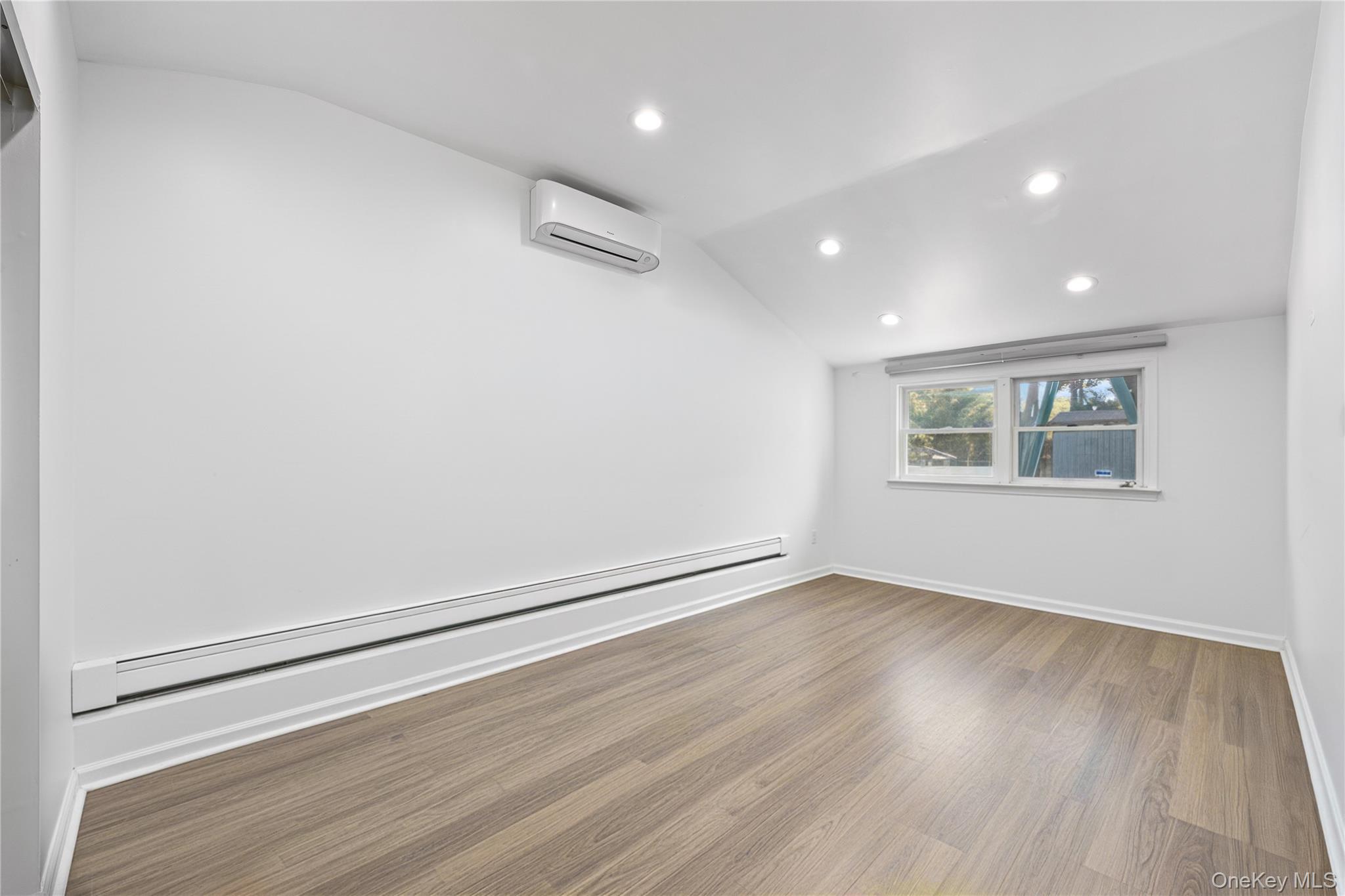 #20 photo, 38 Oxford Road, Old Bethpage , NY 11804