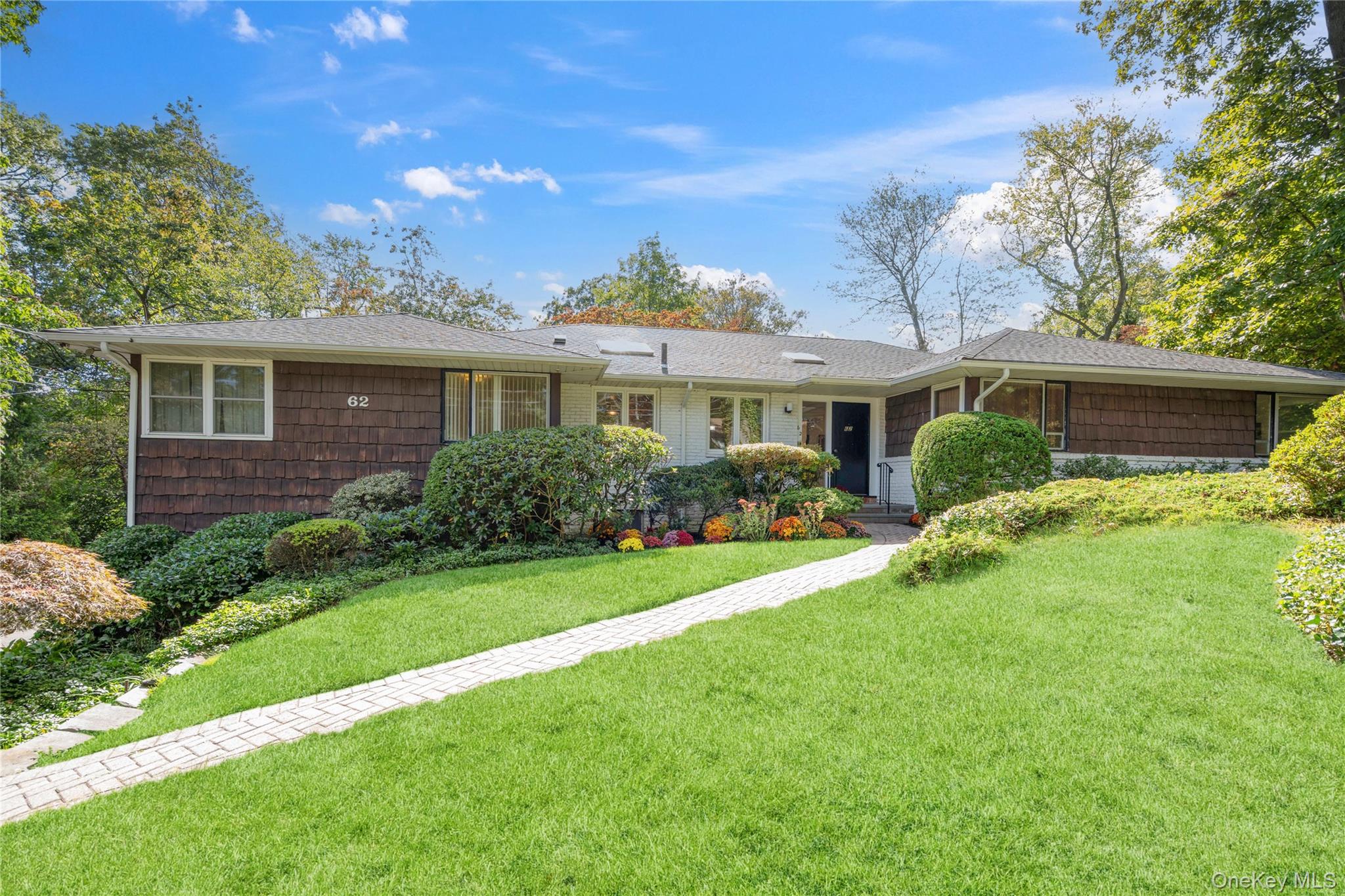 #1 photo, 62 The Hemlocks, नासाउ काउंटी Roslyn Estates , NY 11576