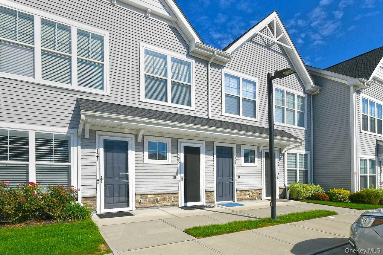 #1 photo, 123 Emanuel Way, ナッソー郡 East Meadow , NY 11554