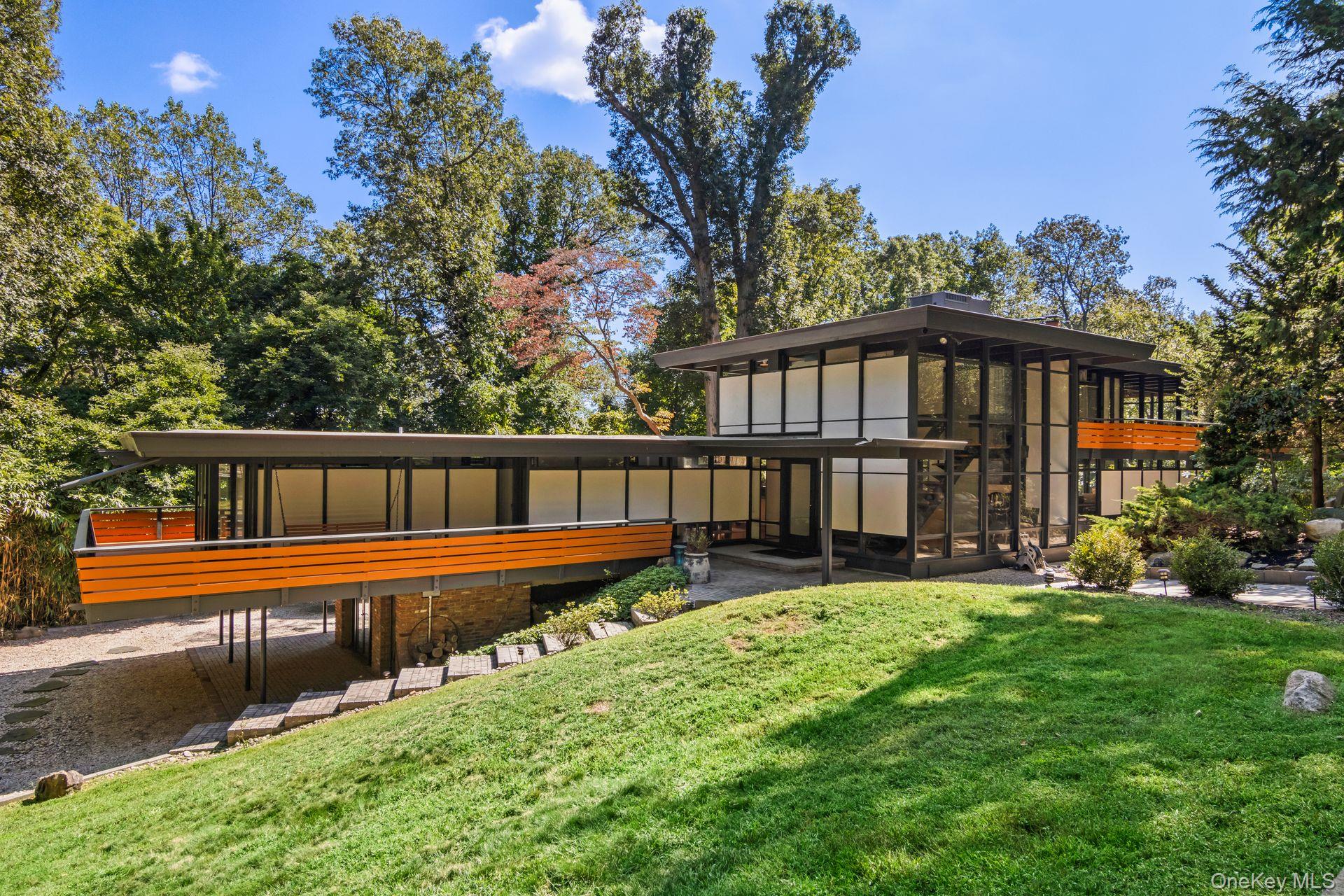 #1 photo, 8 Dolphin Rise, सफ़ोक काउंटी Huntington , NY 11743