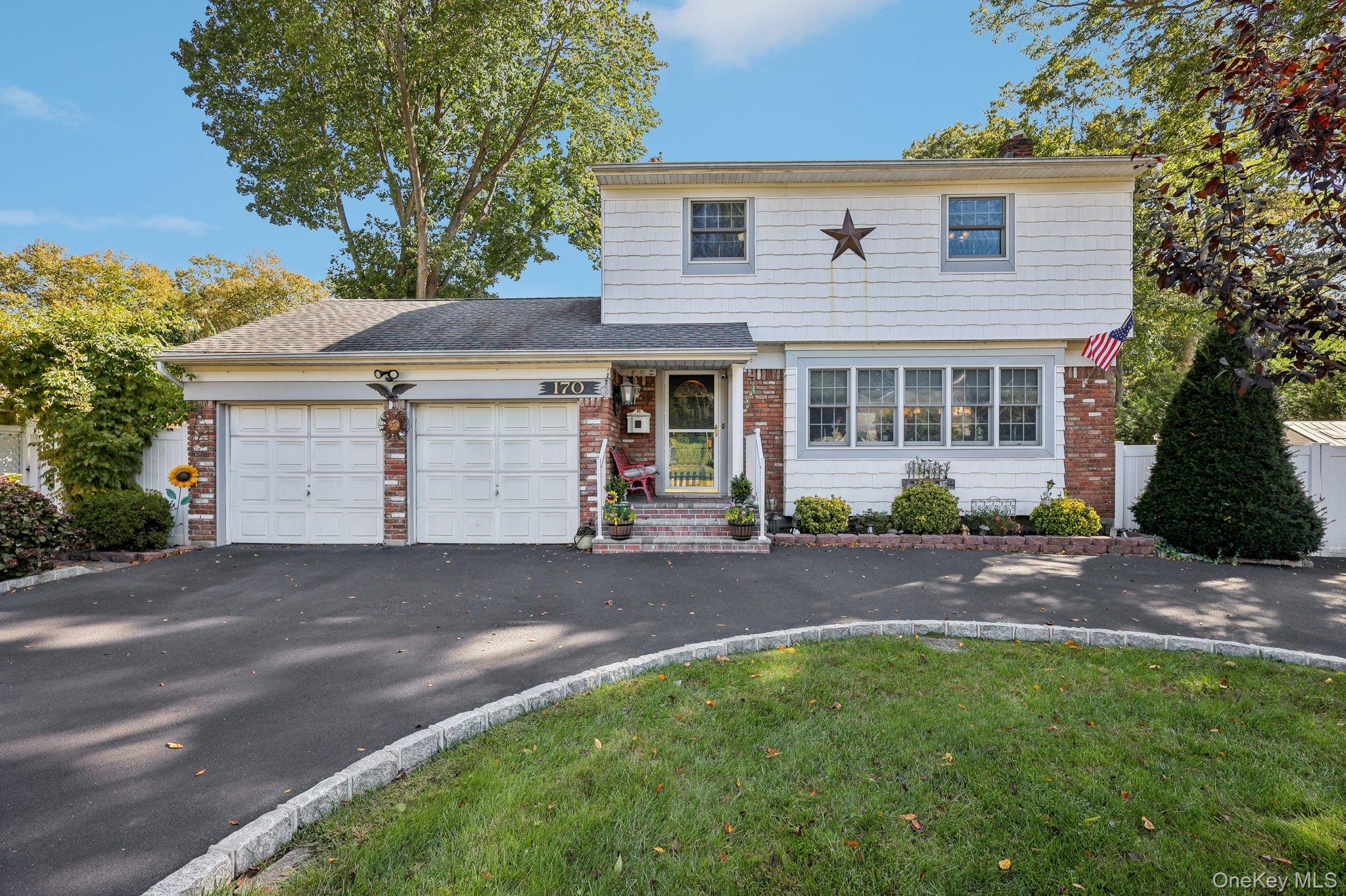 #1 photo, 170 Melville Road, सफ़ोक काउंटी Huntington Station , NY 11746