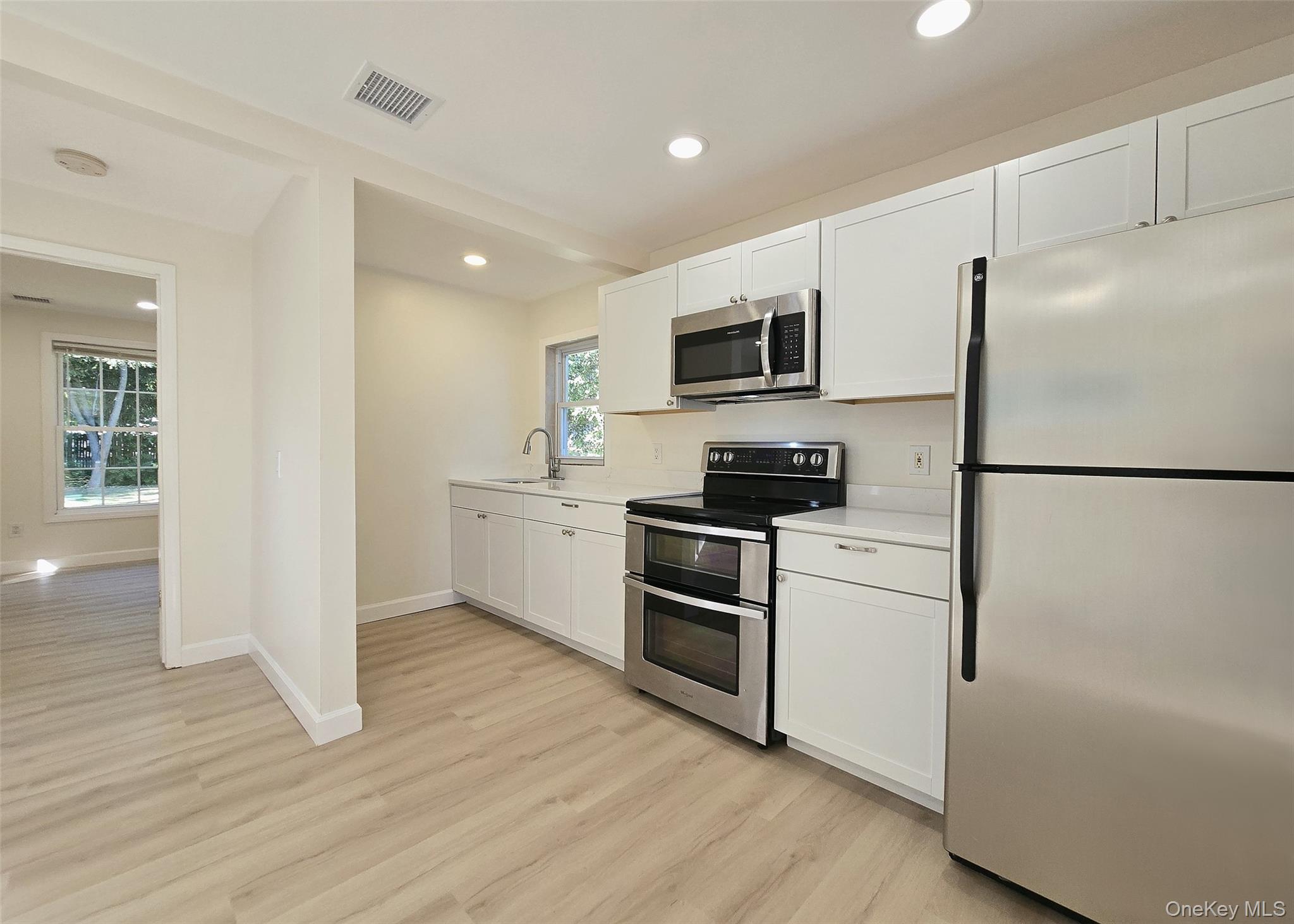 #3 photo, 49 Shore Drive, サフォーク郡 Mastic Beach , NY 11951