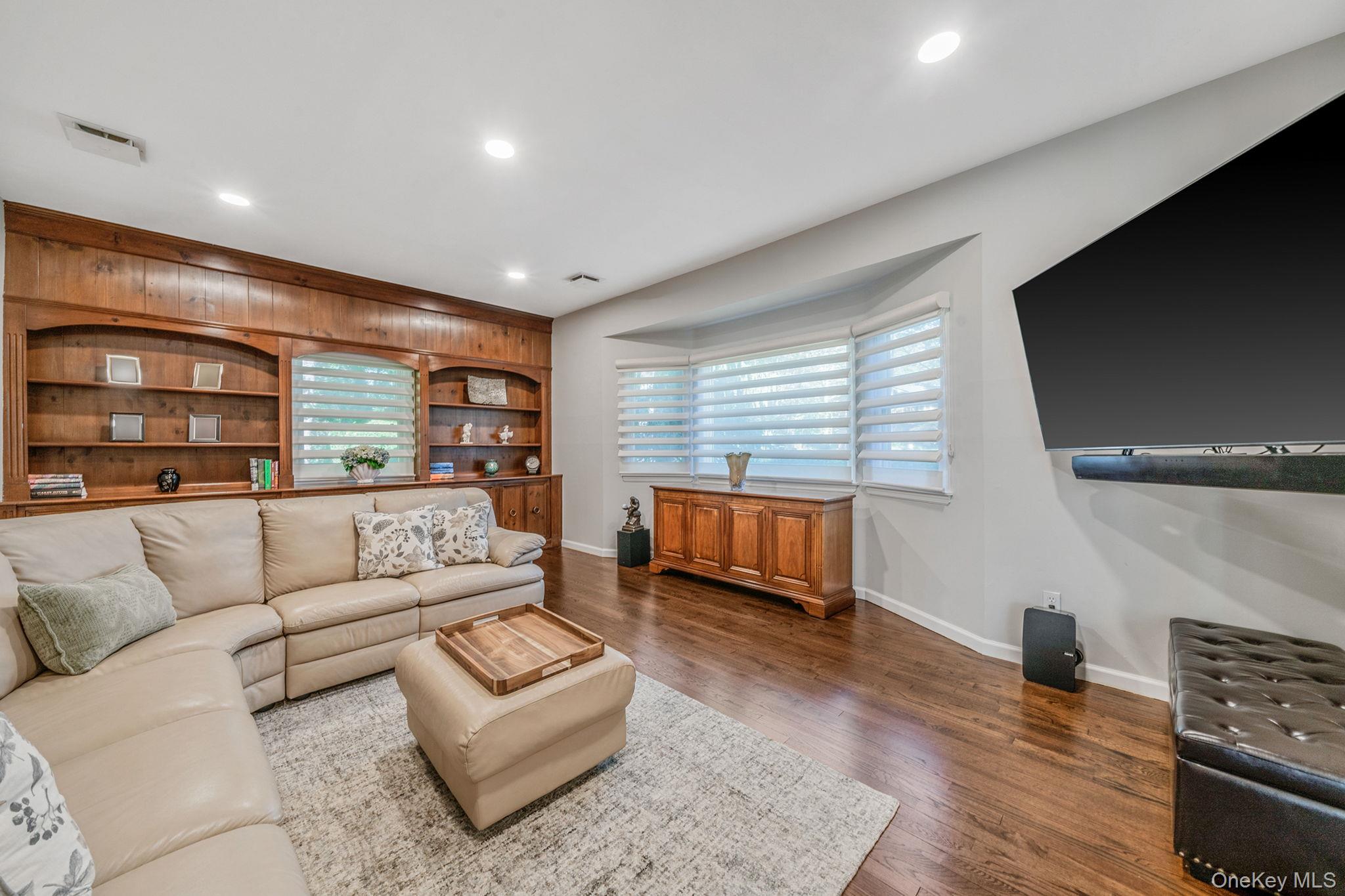 #16 photo, 6 Buckingham Drive, Dix Hills , NY 11746