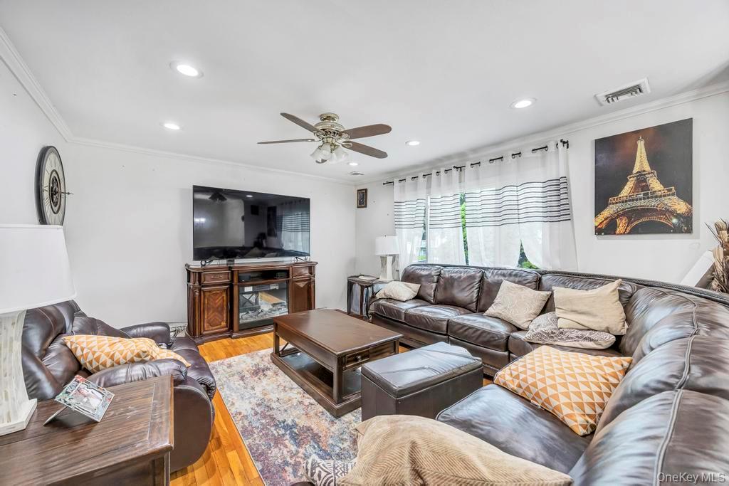 #4 photo, 12 Roosevelt Avenue, Greenlawn , NY 11740