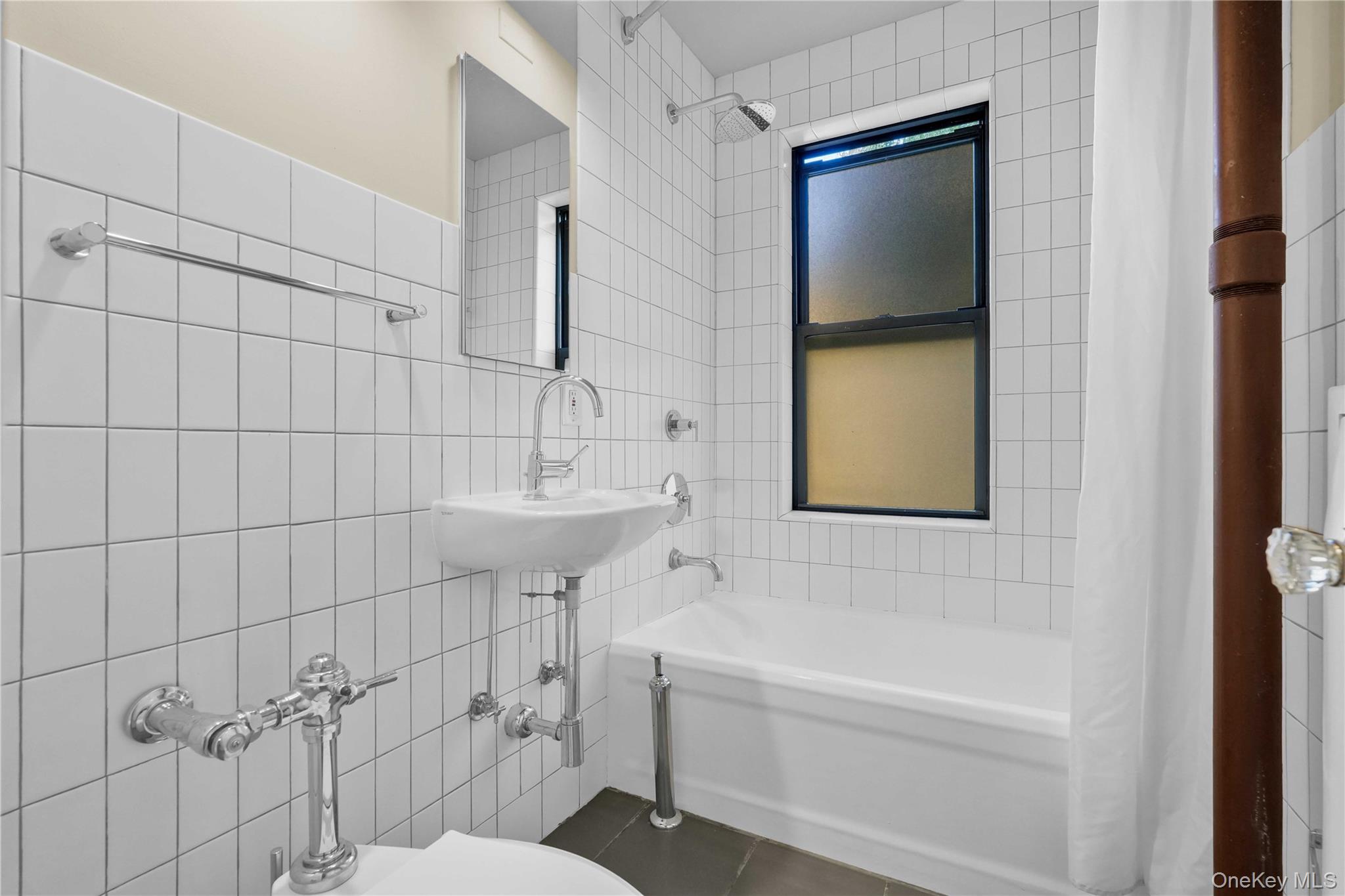 #8 photo, 30-83 Crescent Street, クイーンズ区 Astoria , NY 11102