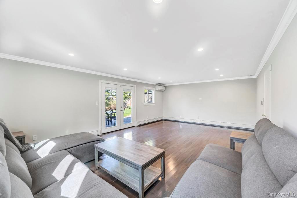 #20 photo, 2566 Hyacinth Street, Westbury , NY 11590