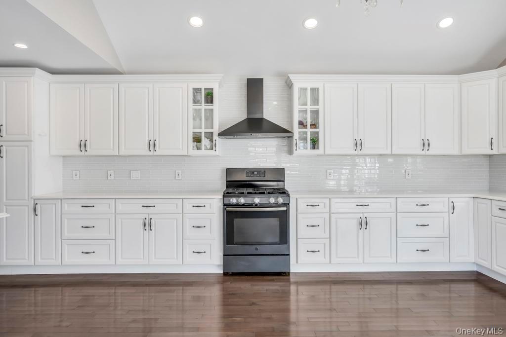 #7 photo, 2566 Hyacinth Street, Westbury , NY 11590