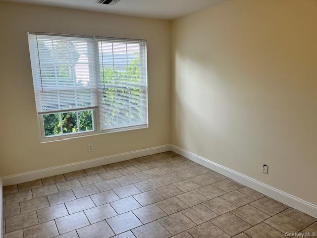 #7 photo, 392 Montauk Highway, Lindenhurst , NY 11757